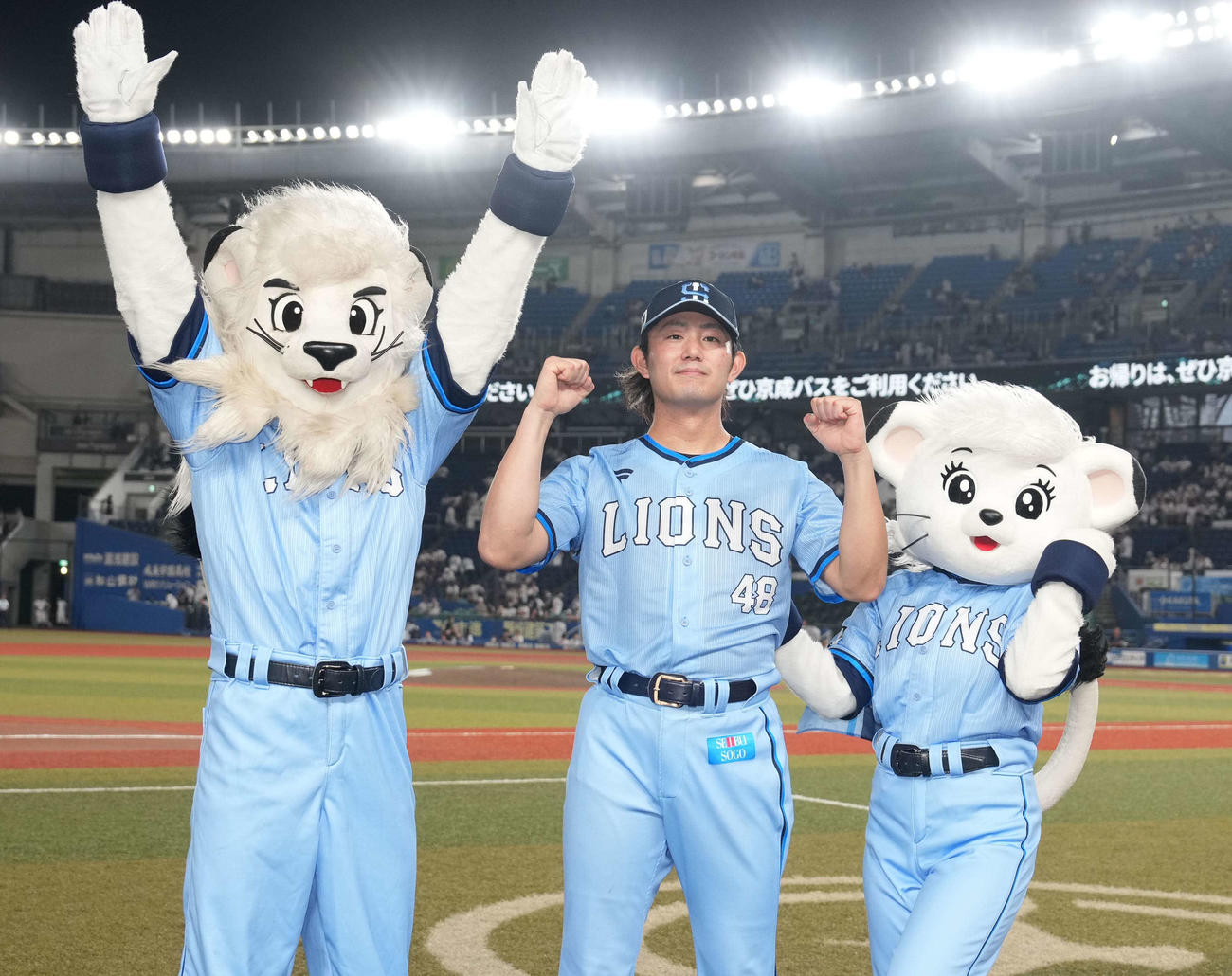 ロッテ対西武　今季8勝目を完封勝利で飾った西武先発の今井はレオ（左）とライナ（右）に囲まれながらガッツポーズ（撮影・小沢裕）