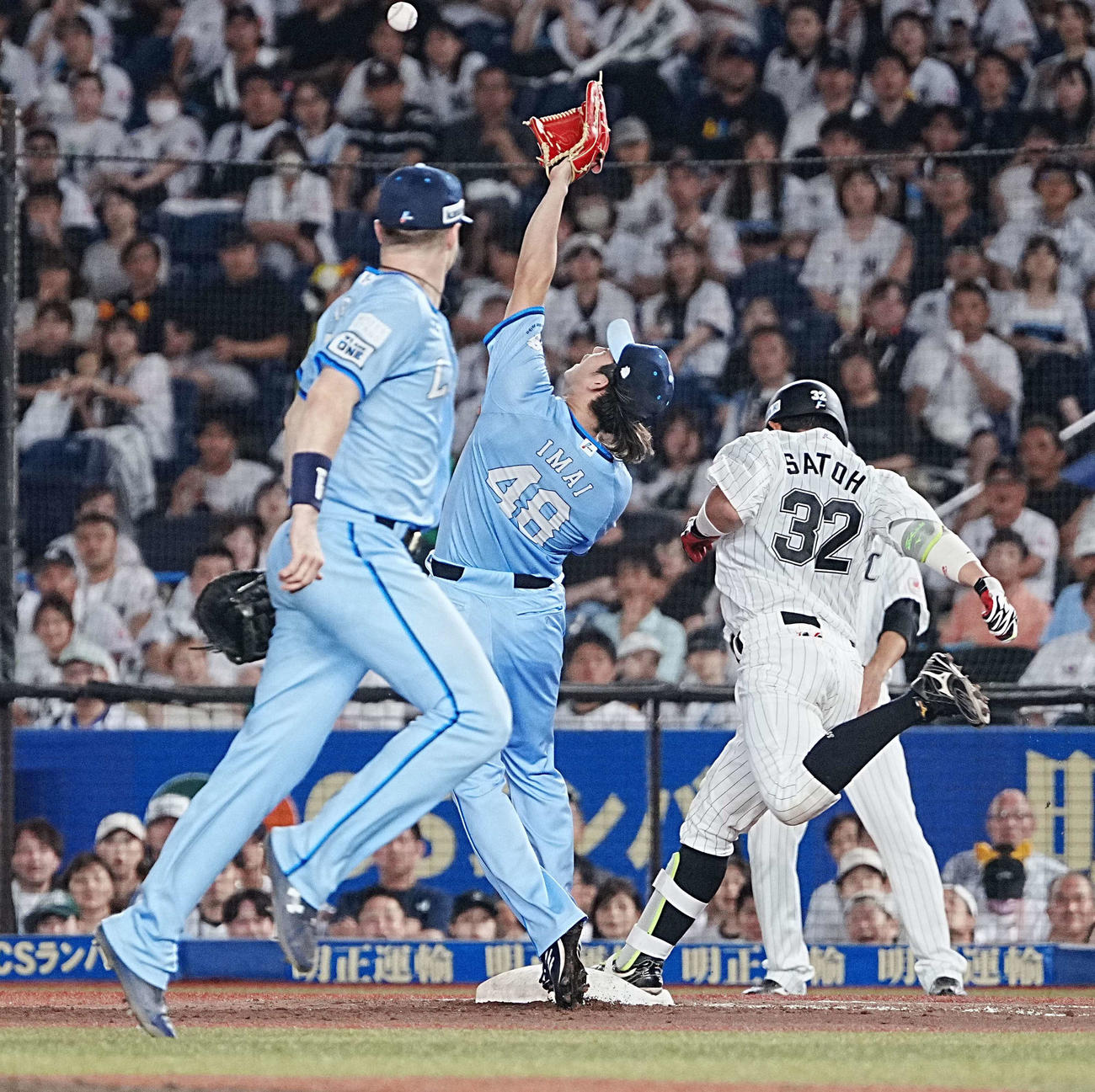 ロッテ対西武　5回裏ロッテ無死、西武先発の今井（中央）は佐藤に一塁内野安打を許す（撮影・小沢裕）