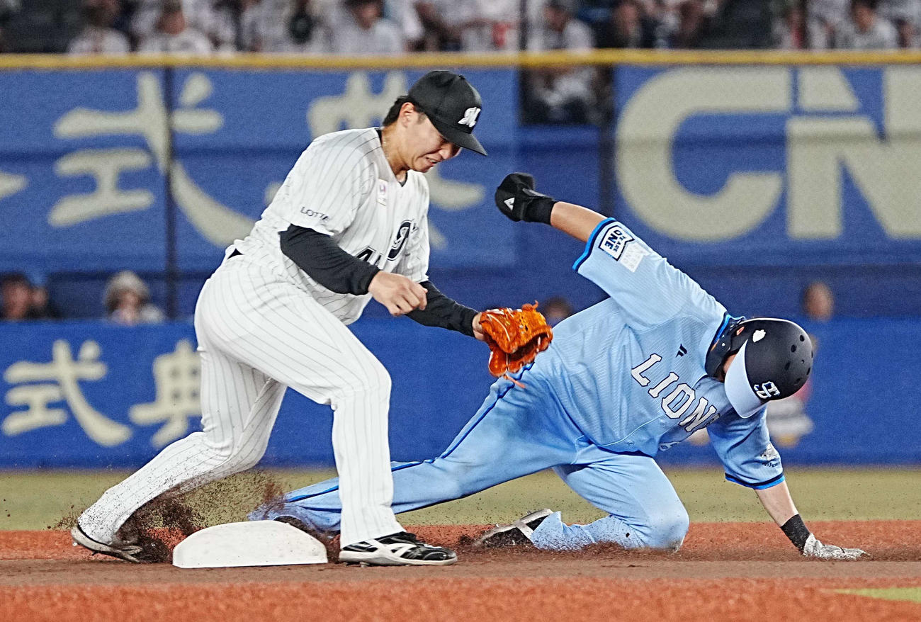 ロッテ対西武　6回表西武2死一塁、一塁走者の源田（右）は二塁盗塁に成功する（撮影・小沢裕）