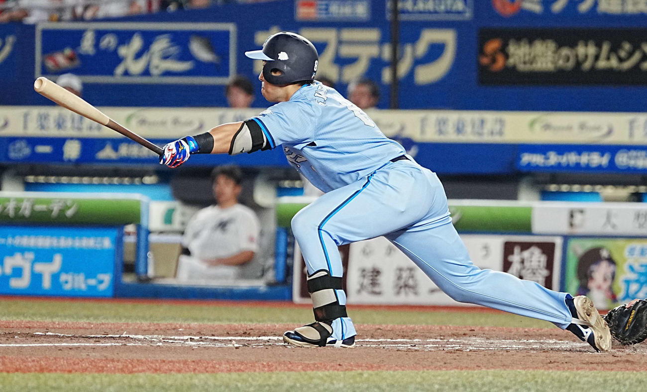 ロッテ対西武　8回表西武1死二、三塁、渡部聖は右犠飛を放つ（撮影・小沢裕）