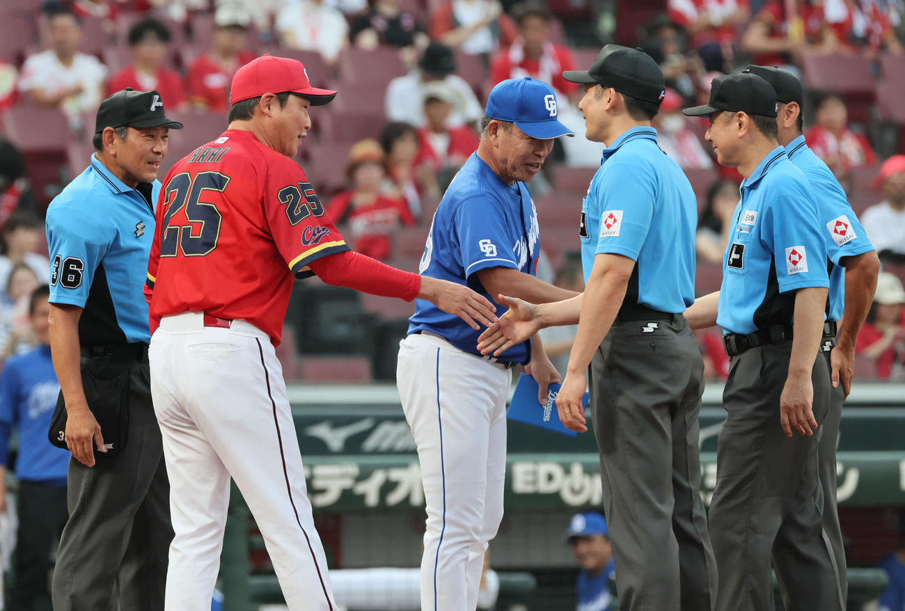 広島対中日　メンバー表交換する広島新井監督と中日井上監督（撮影・加藤孝規）