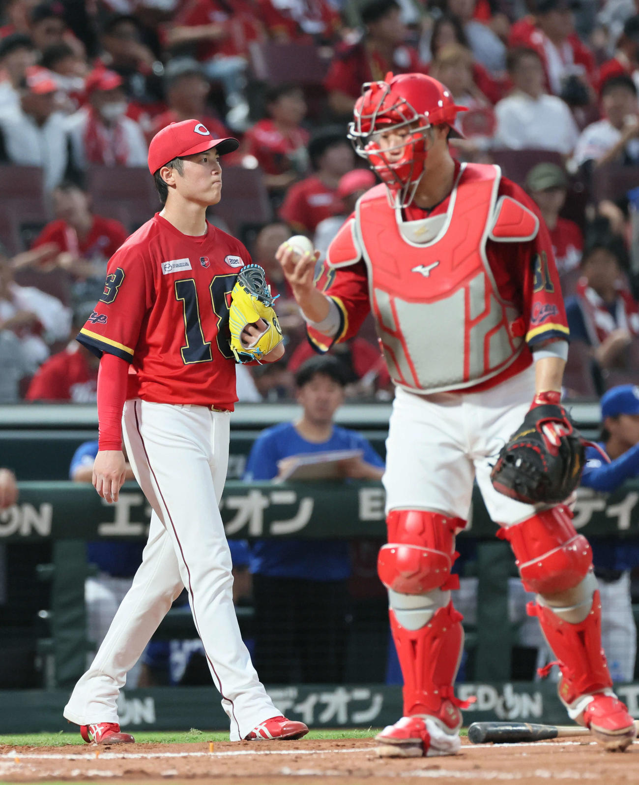 広島対中日　3回表中日2死一、二塁、山本に適時打を浴びた森下。右は坂倉（撮影・加藤孝規）