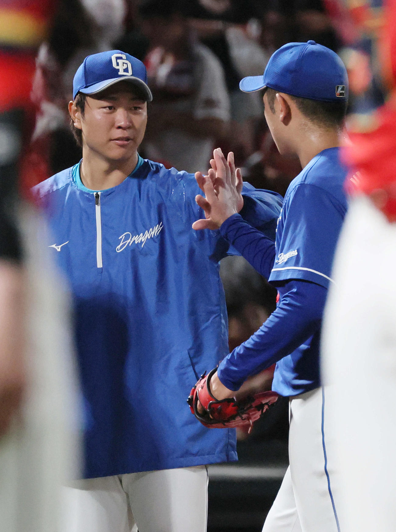 広島対中日　松山（右）とハイタッチする先発の高橋宏（撮影・加藤孝規）
