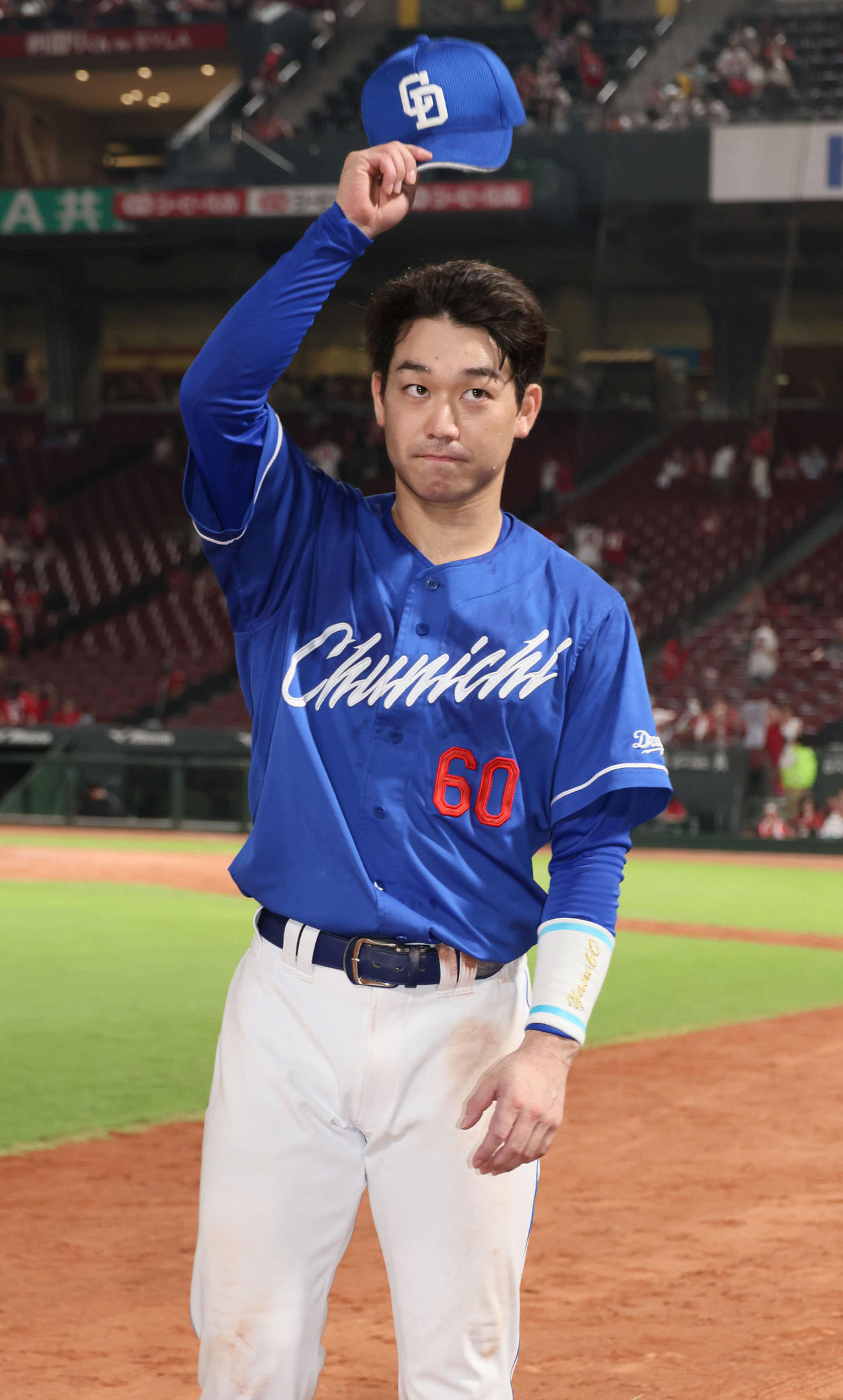 広島対中日　ファンの声援に応える山本（撮影・加藤孝規）