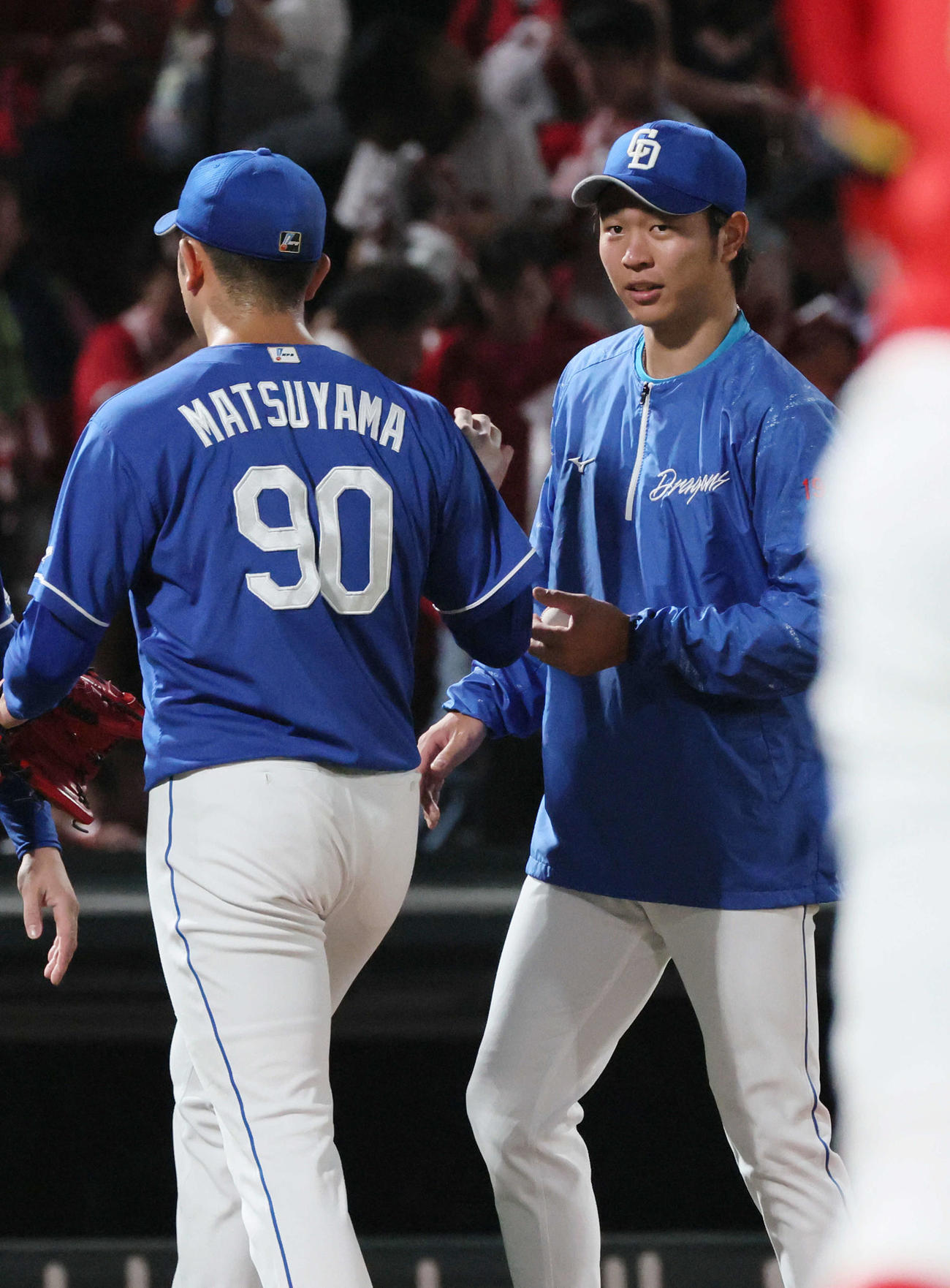 広島対中日　松山（左）からウイニングボールを受け取った高橋宏（撮影・加藤孝規）