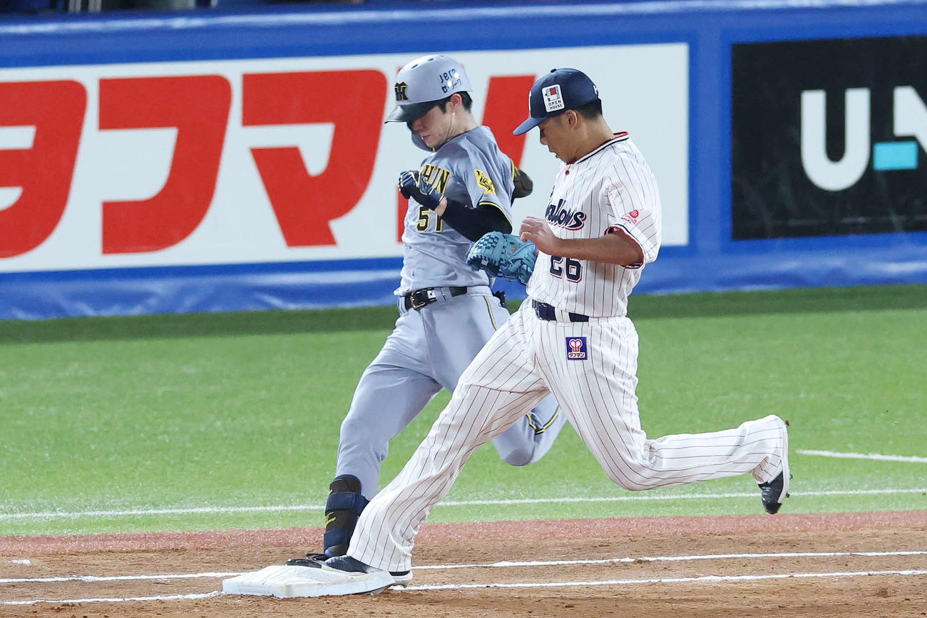 ヤクルト対阪神　3回表阪神2死、一塁内野安打を放つ中野。投手山野（撮影・宮地輝）