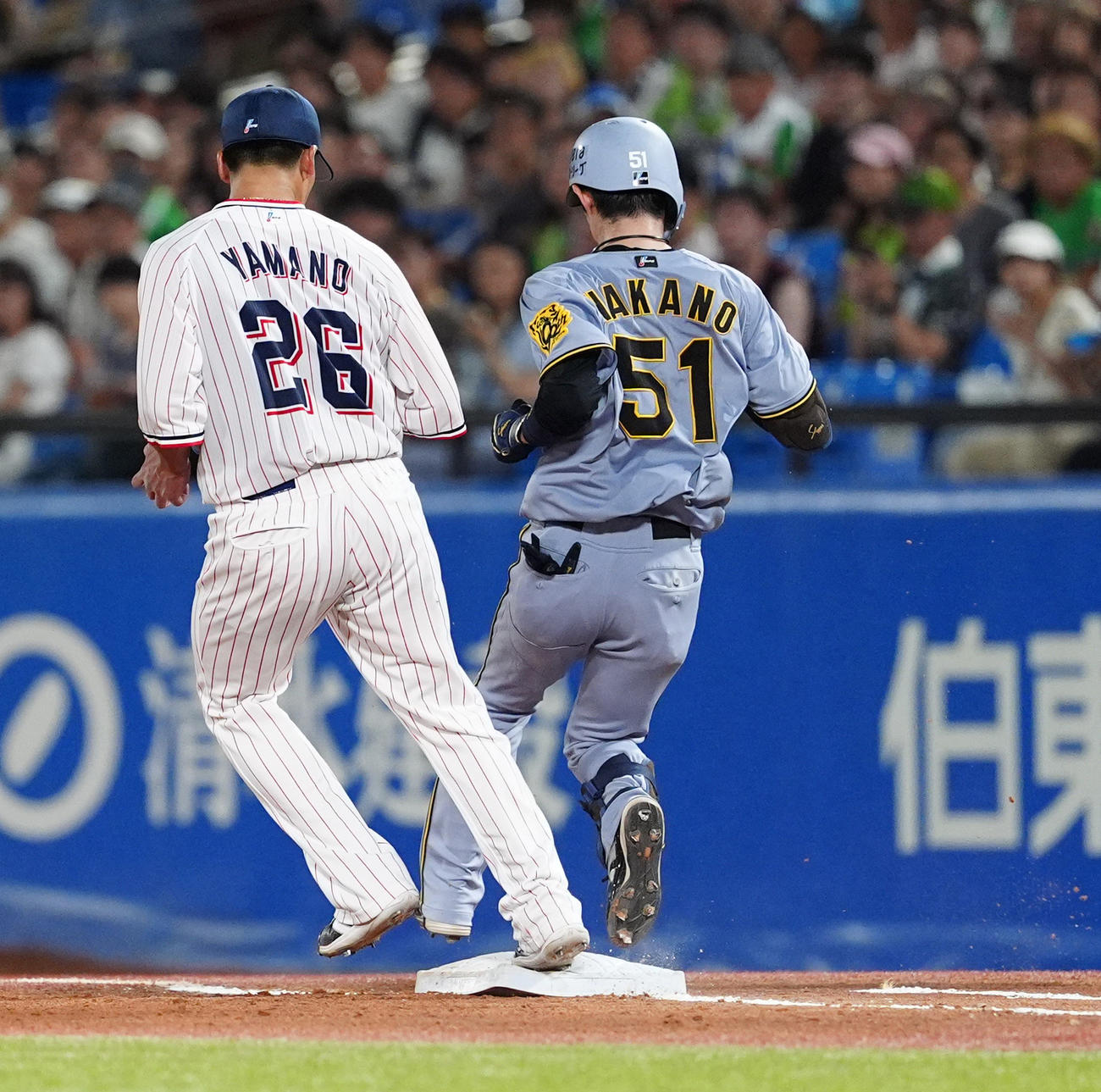 ヤクルト対阪神　3回表阪神2死、一塁への内野安打を放つ中野、左はベースカバーの山野（撮影・清水貴仁）