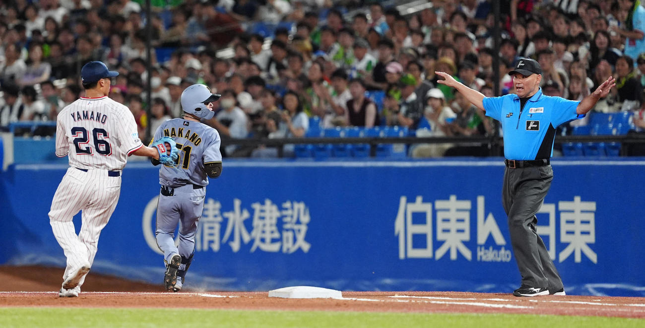 ヤクルト対阪神　3回表阪神2死、一塁への内野安打を放つ中野、左はベースカバーの山野（撮影・清水貴仁）