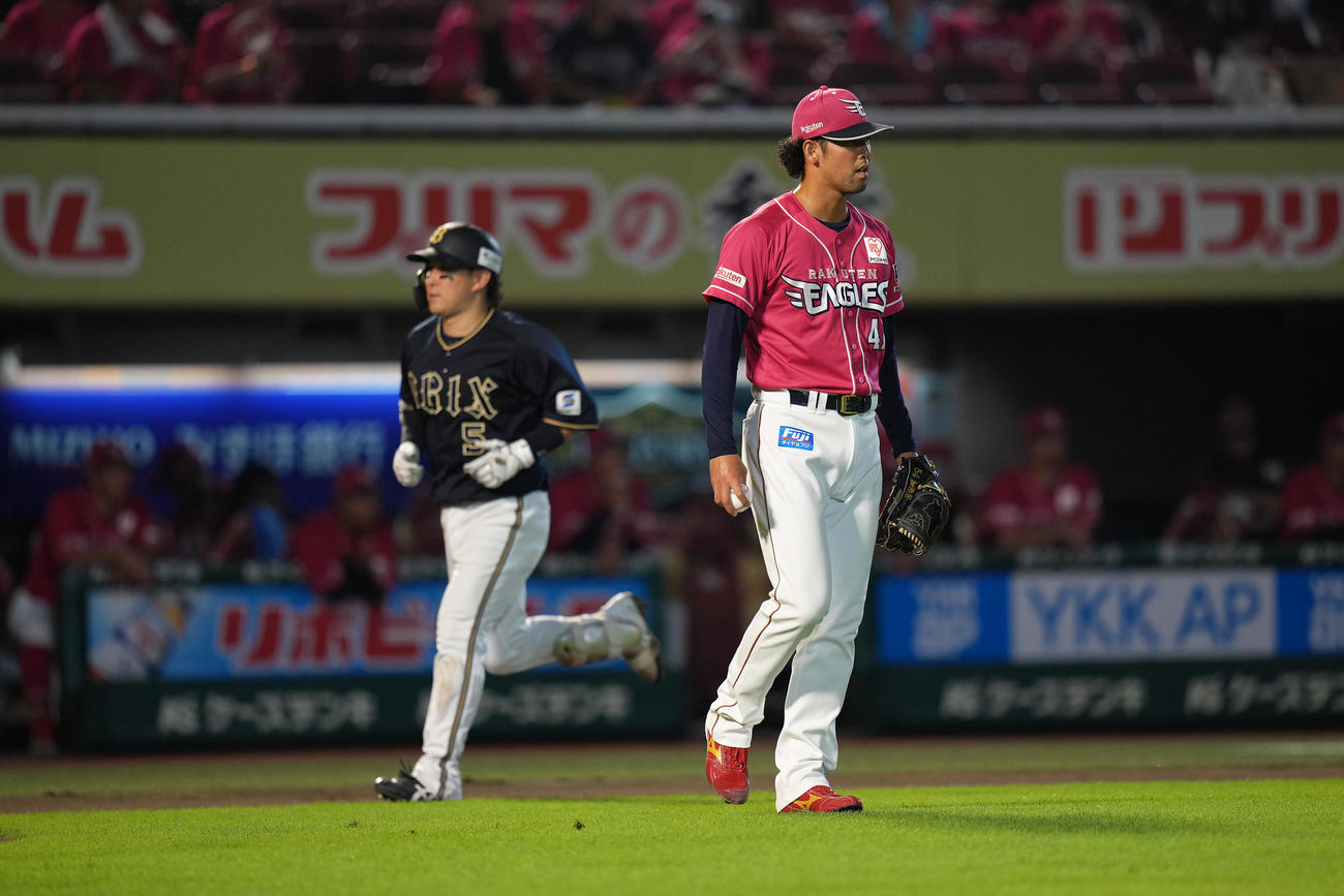 楽天対オリックス　6回表オリックス無死二、三塁、西野（後方）に右越え3点本塁打を浴びた加治屋（撮影・足立雅史）