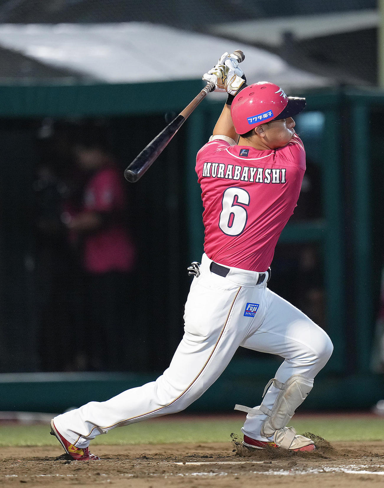 楽天対オリックス　7回裏楽天1死一、三塁、適時打を放つ村林（撮影・足立雅史）