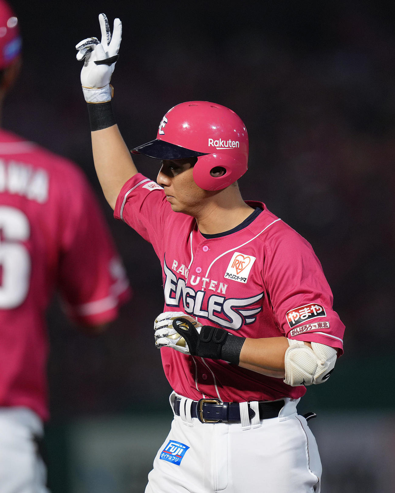 楽天対オリックス　7回裏楽天1死一、三塁、適時打を放ちベンチにポーズする村林（撮影・足立雅史）
