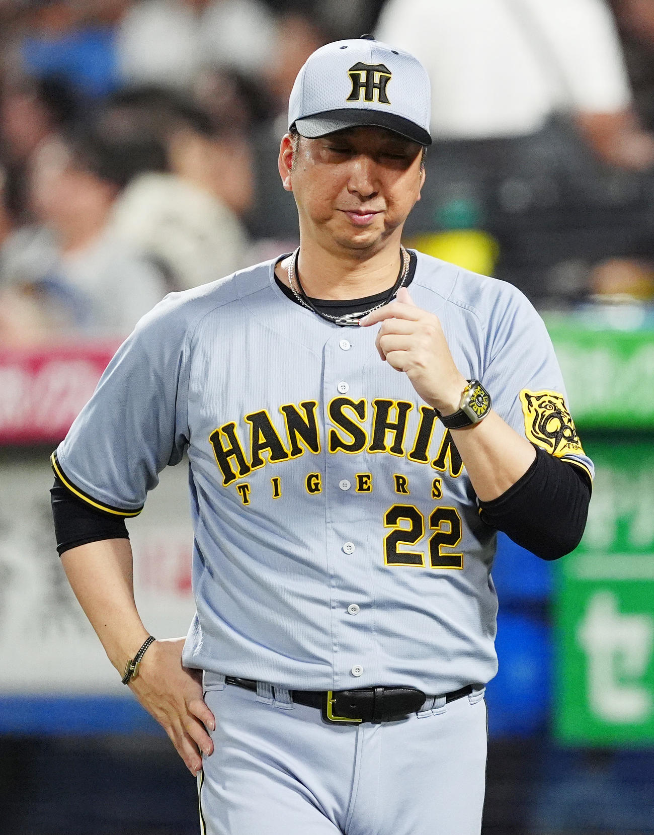 ヤクルト対阪神　8回表の攻撃を終え選手交を告げる阪神藤川監督（撮影・清水貴仁）