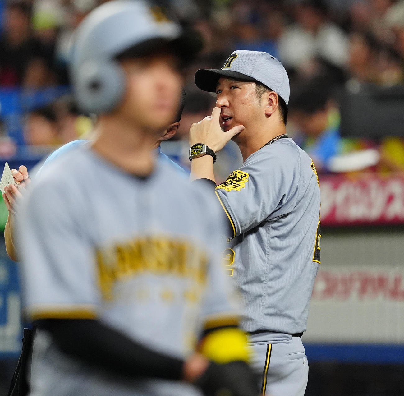 ヤクルト対阪神　8回表の攻撃を終え選手交を告げる阪神藤川監督（撮影・清水貴仁）