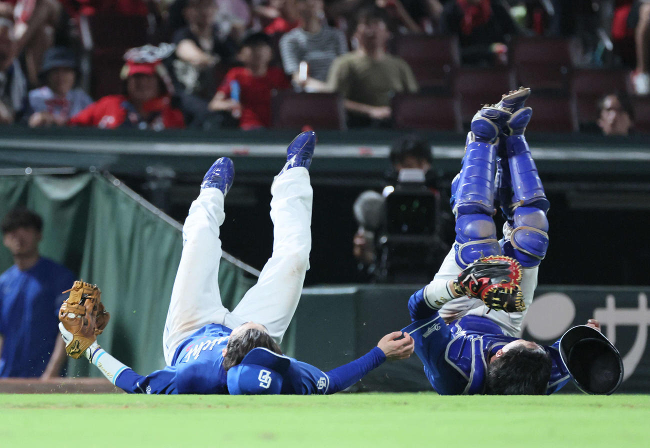 広島対中日　9回裏広島無死、坂倉の三邪飛を追う山本と加藤匠（撮影・加藤孝規）
