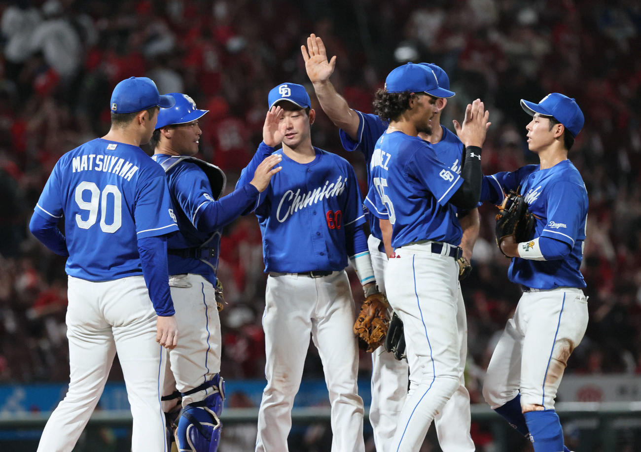 広島対中日　広島に快勝した中日ナイン（撮影・加藤孝規）
