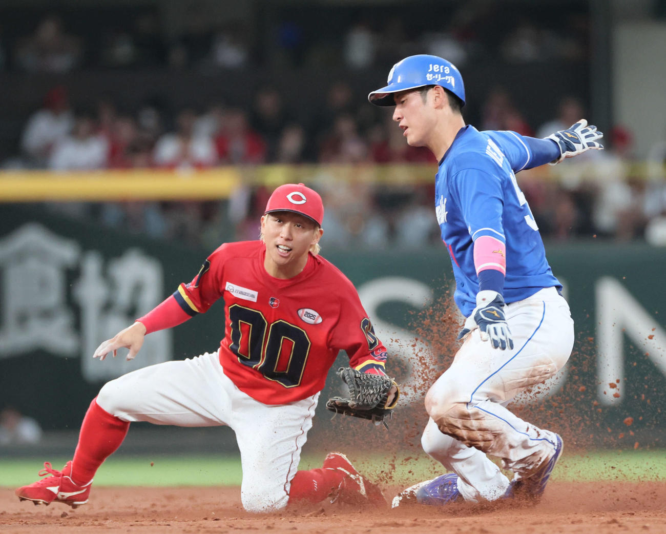 広島対中日　3回表中日無死一塁、打者細川の時、坂倉は上林の二盗を阻止したと思われたが、リクエストの結果セーフ判定。左は羽月（撮影・加藤孝規）