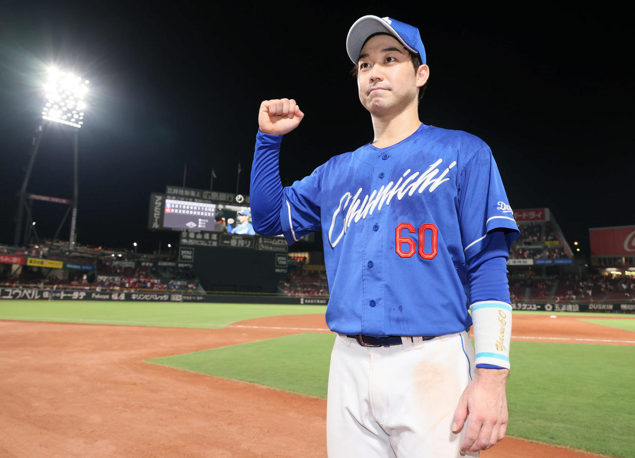 広島対中日　ポーズを決める山本（撮影・加藤孝規）