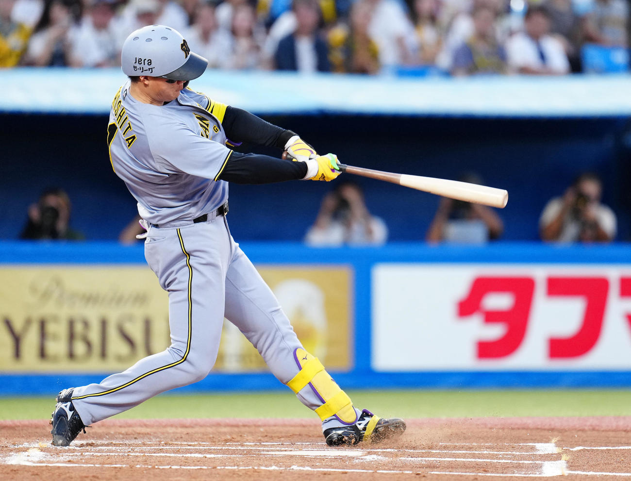 ヤクルト対阪神　1回表阪神1死一塁、先制の左越え2点本塁打を放つ森下（撮影・鈴木みどり）