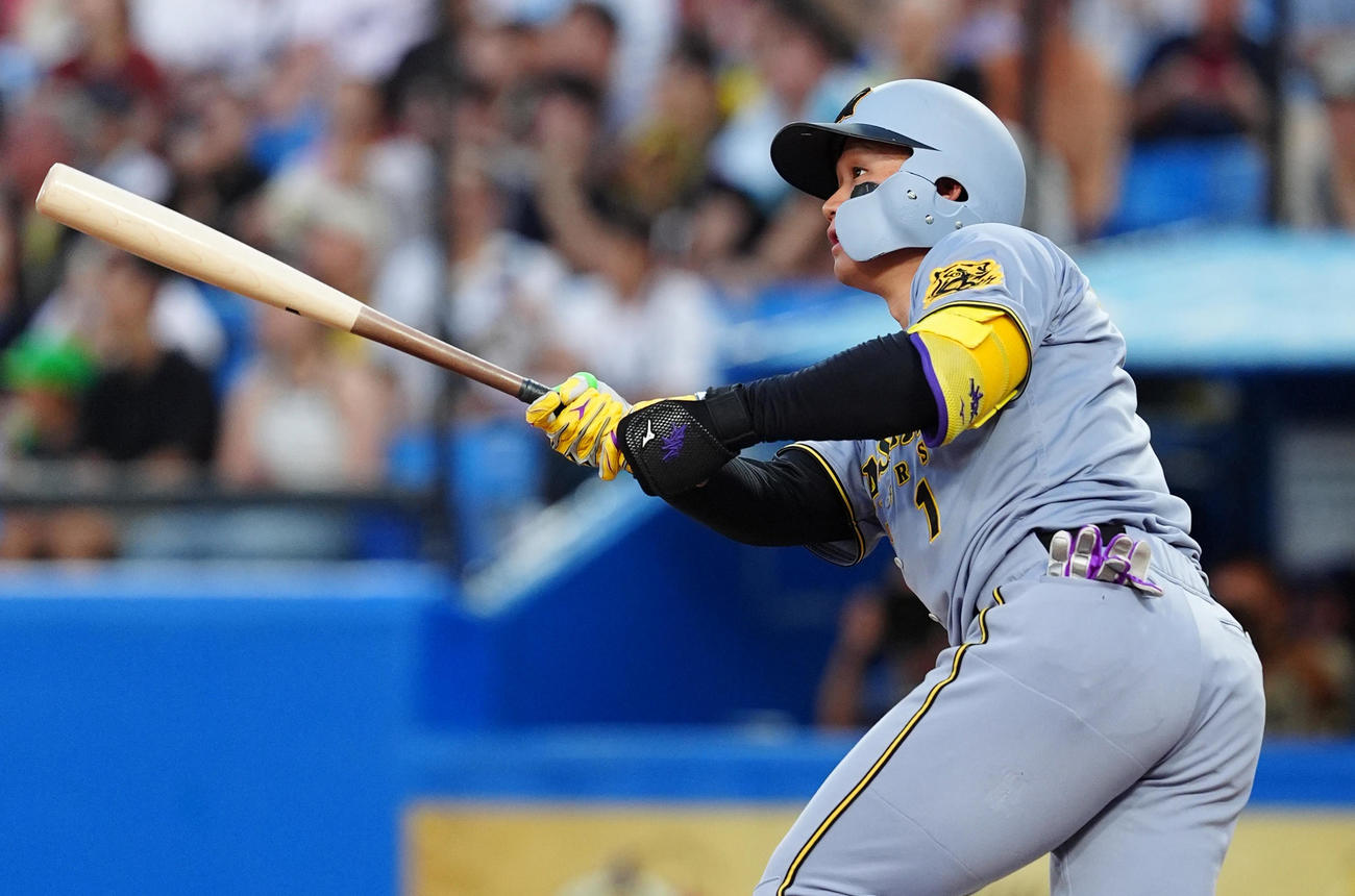 ヤクルト対阪神　1回表阪神1死一塁、左越え先制2点本塁打を放つ森下（撮影・清水貴仁）