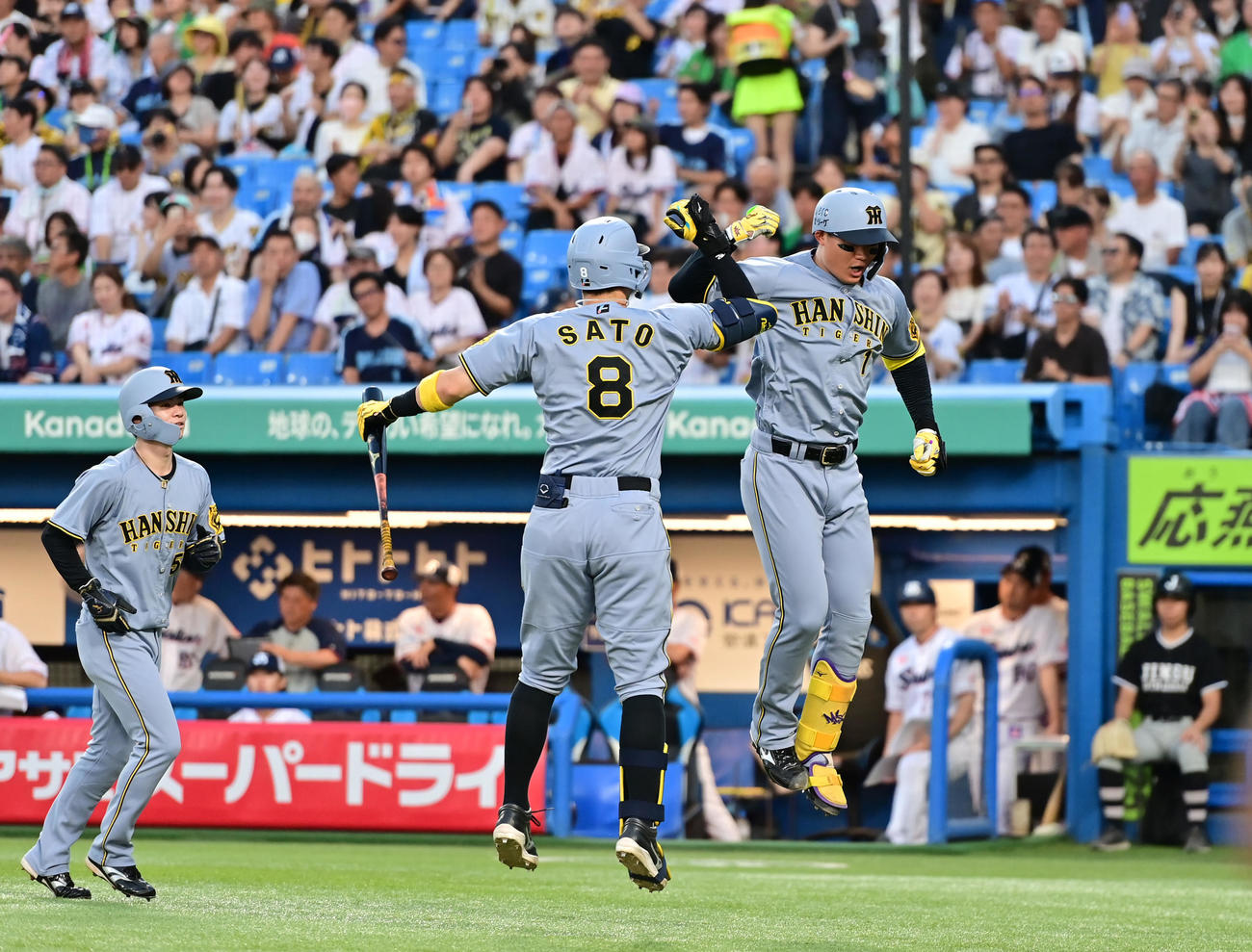 ヤクルト対阪神　1回表阪神1死一塁、左越え先制2点本塁打を放った森下（右）は佐藤輝とタッチを交わす（撮影・清水貴仁）