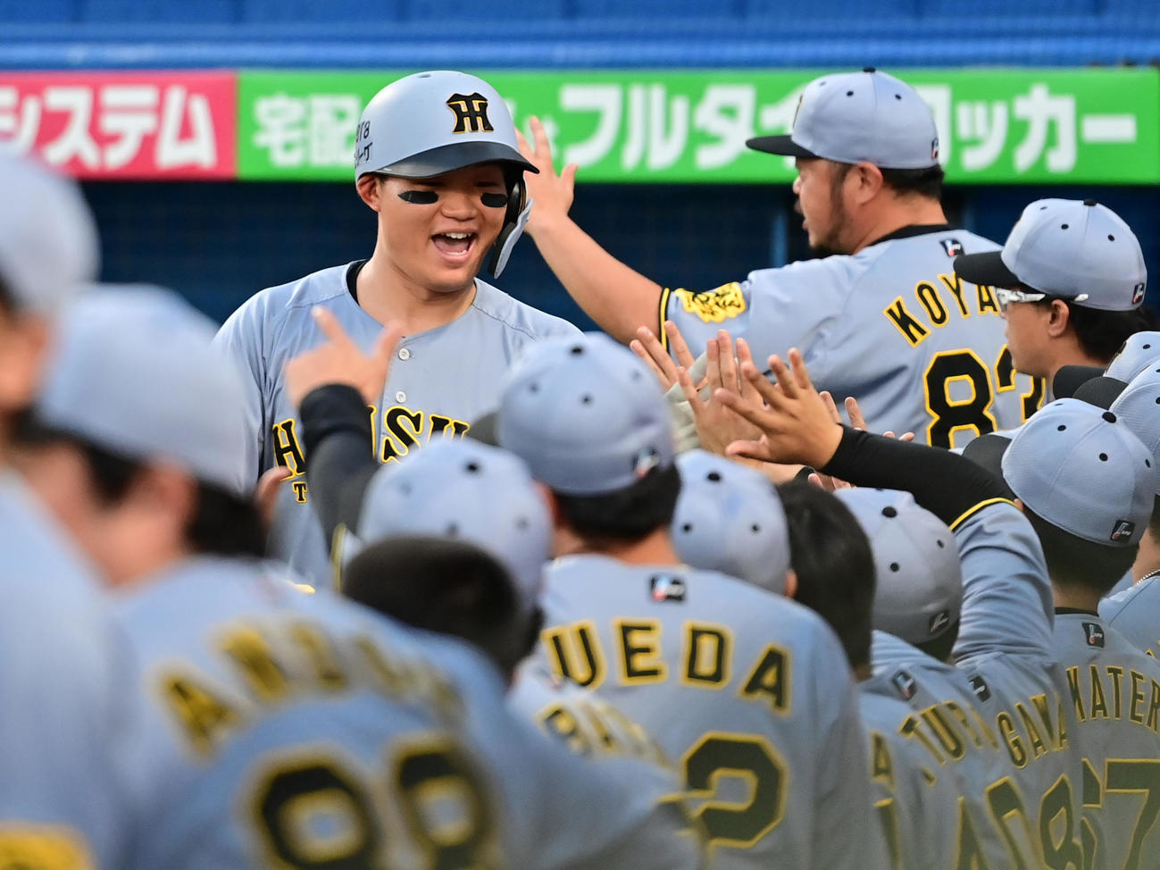 ヤクルト対阪神　1回表阪神1死一塁、左越え先制2点本塁打を放った森下はベンチ前で出迎えを受ける（撮影・清水貴仁）