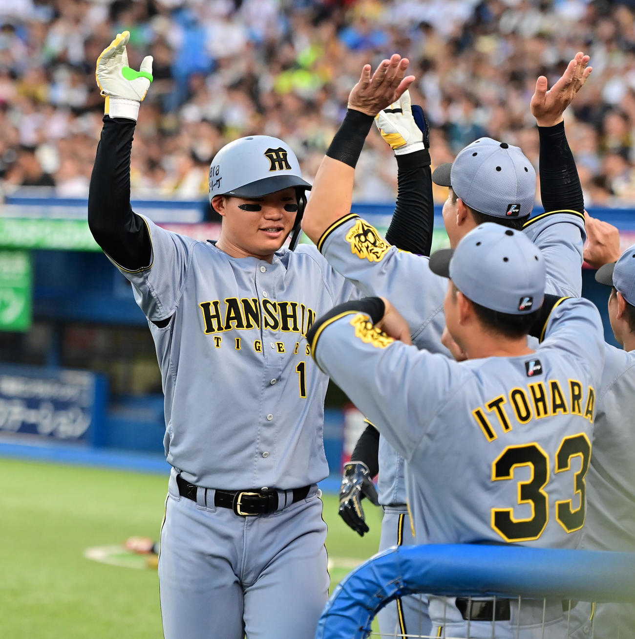 ヤクルト対阪神　1回表阪神1死一塁、左越え先制2点本塁打を放った森下はベンチ前で出迎えを受ける（撮影・清水貴仁）