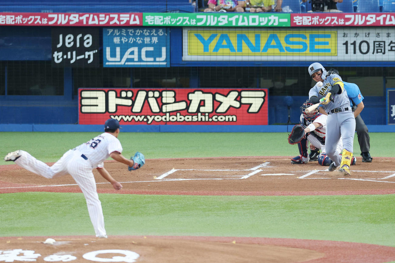 ヤクルト対阪神　1回表阪神1死一塁、2点本塁打を放つ森下。投手山野（撮影・宮地輝）