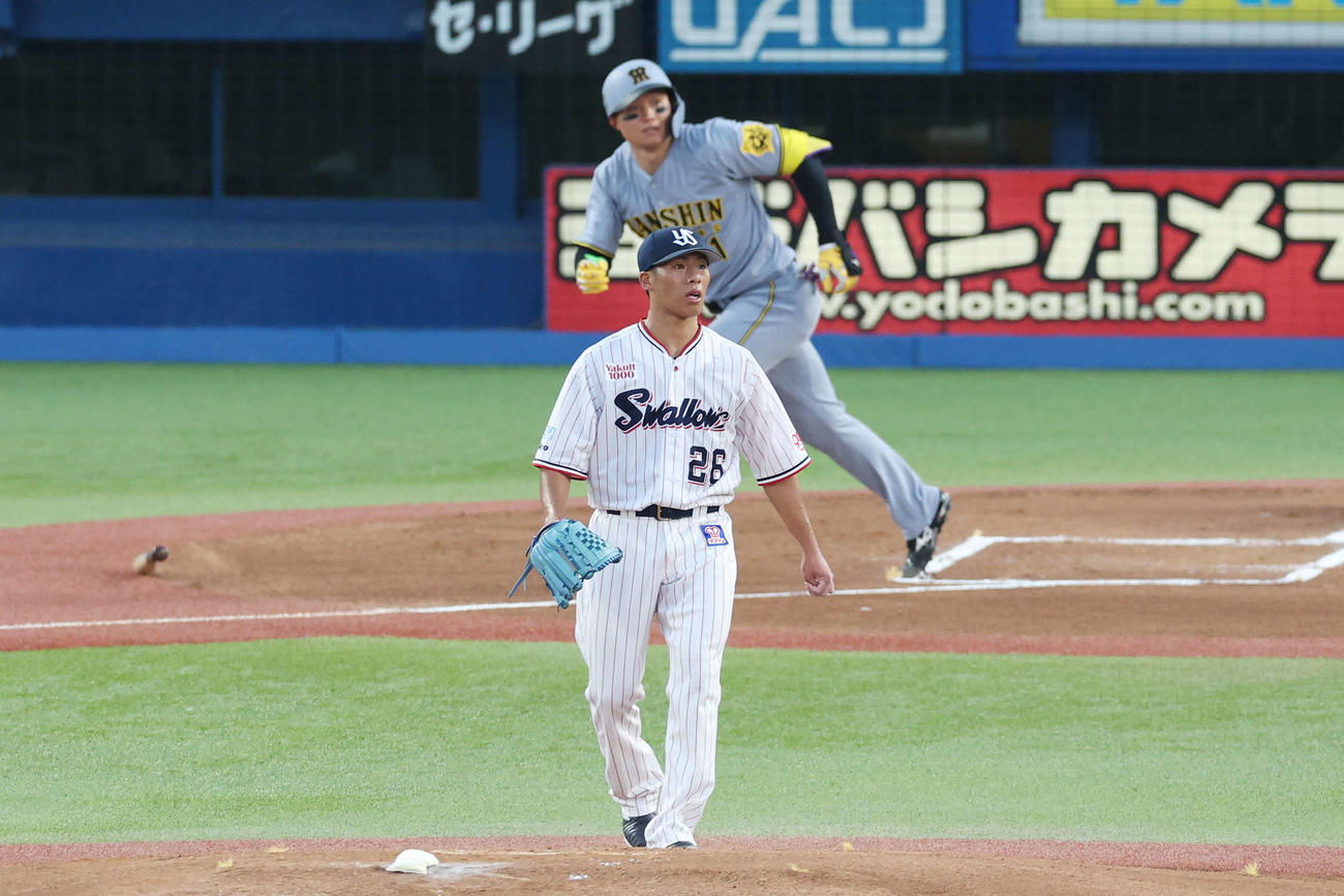 ヤクルト対阪神　1回表阪神1死一塁、森下に2点本塁打を浴びる山野（撮影・宮地輝）