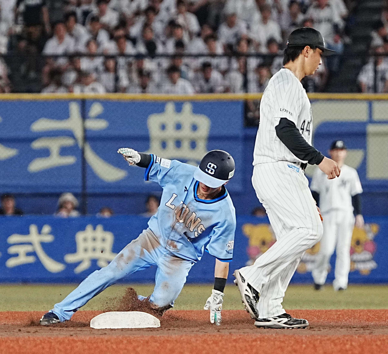 ロッテ対西武　8回表西武無死一、三塁、一塁走者の滝沢（左）は二塁盗塁を決める（撮影・小沢裕）