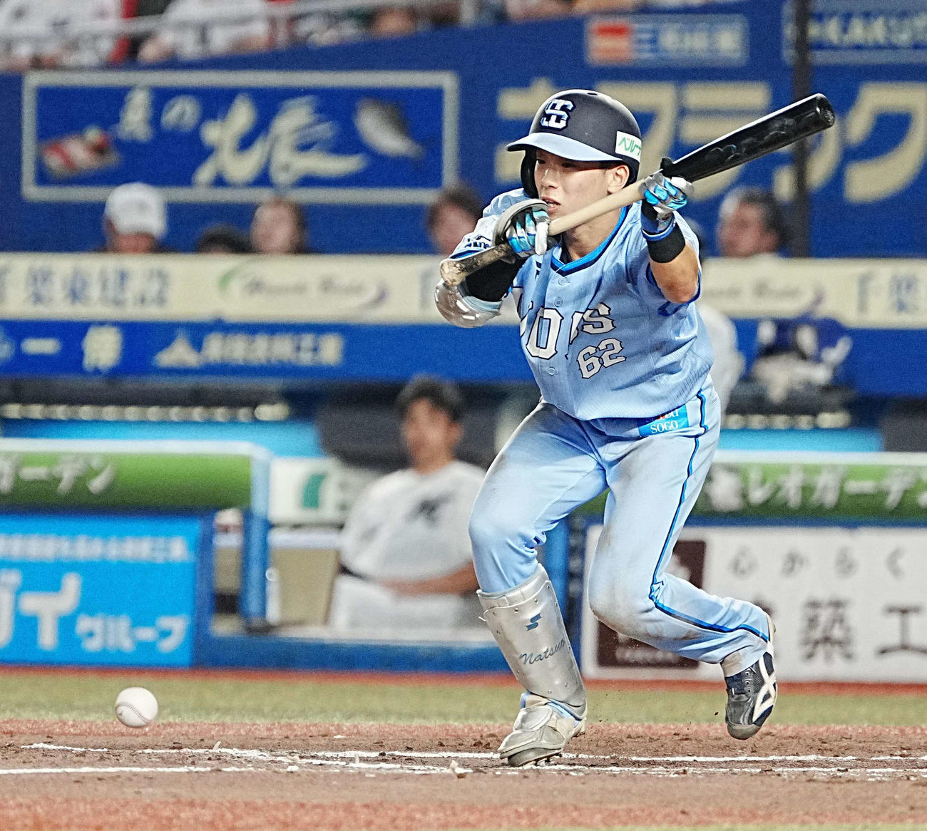 ロッテ対西武　8回表西武無死二塁、滝沢は三前送りバントが内野安打となる（撮影・小沢裕）