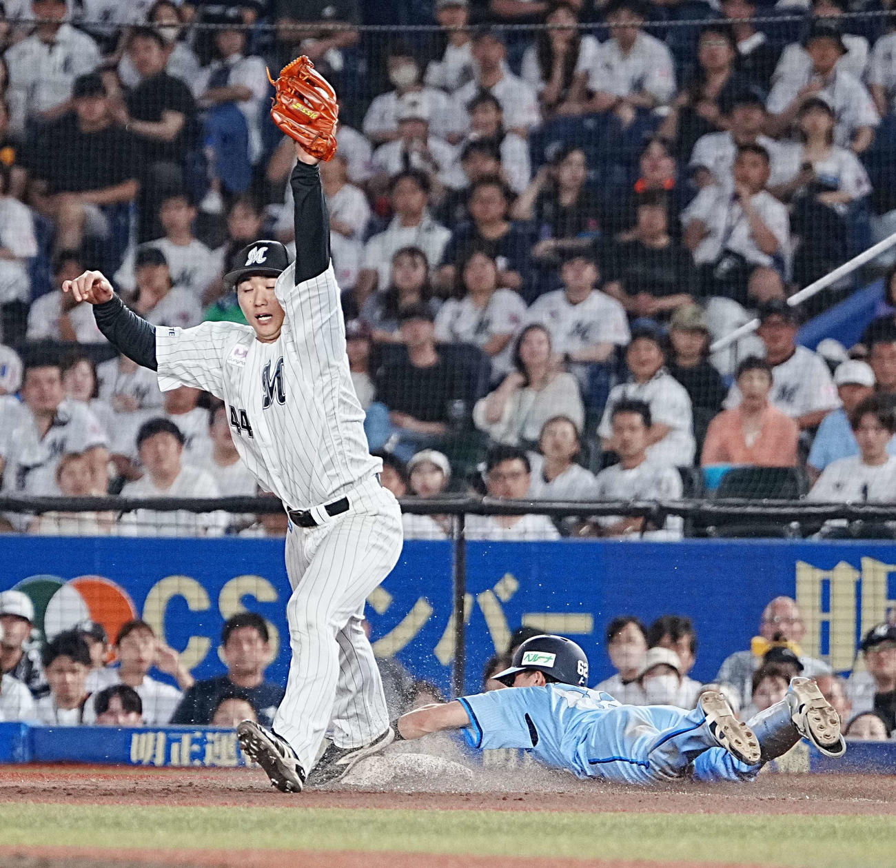 ロッテ対西武　8回表西武無死二塁、滝沢（右）は三前送りバントが内野安打となる（撮影・小沢裕）