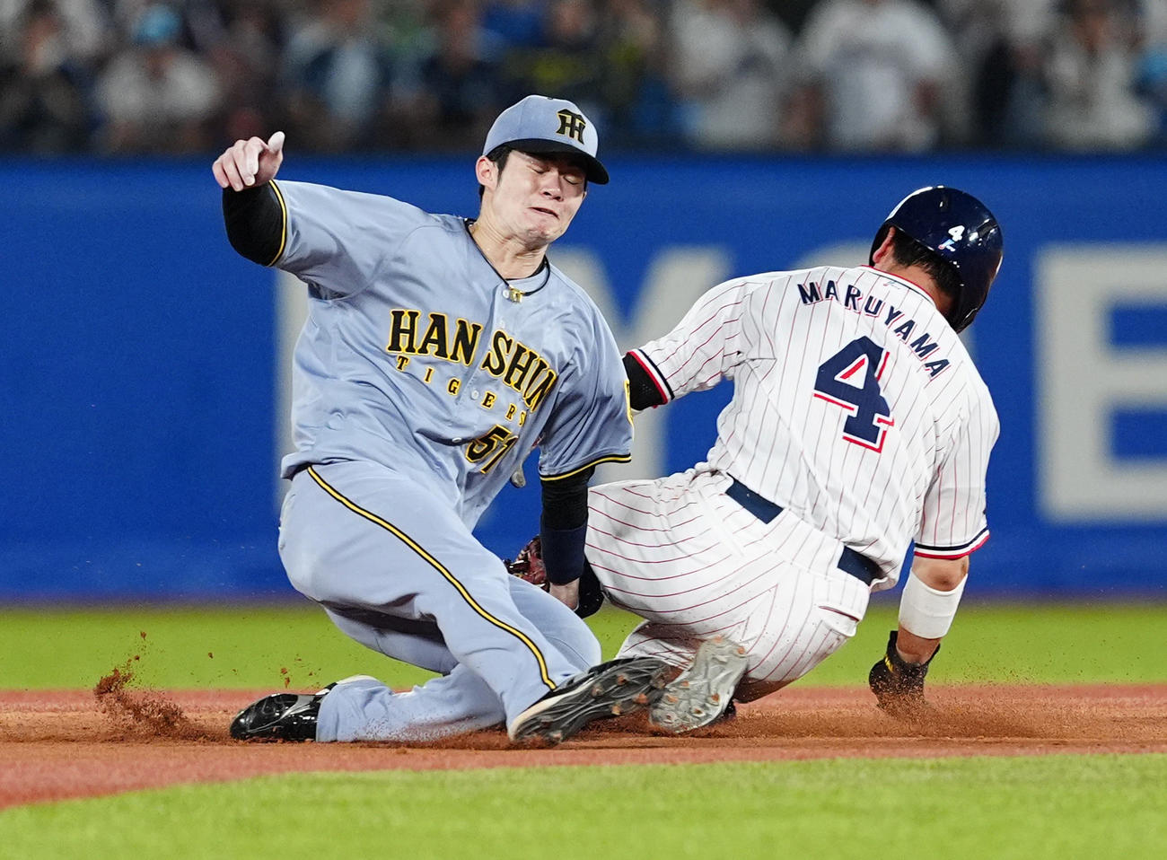 ヤクルト対阪神　8回裏ヤクルト2死一塁、走った一塁走者丸山和（右）と接触する二塁手中野（撮影・清水貴仁）