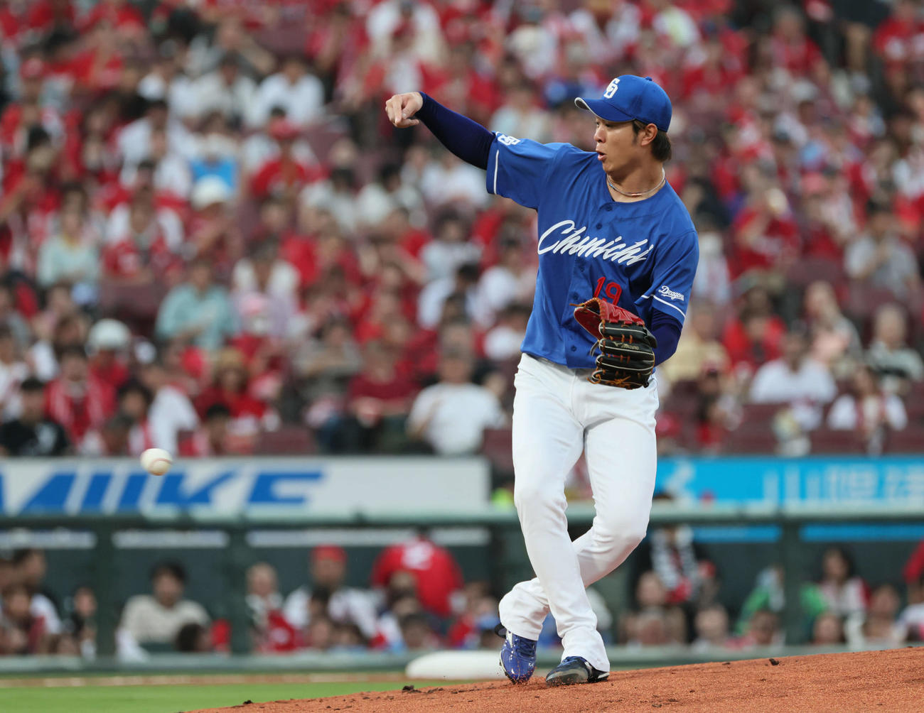 広島対中日　1回裏広島無死、中村奨成の打球を止める中日先発の高橋宏（撮影・加藤孝規）