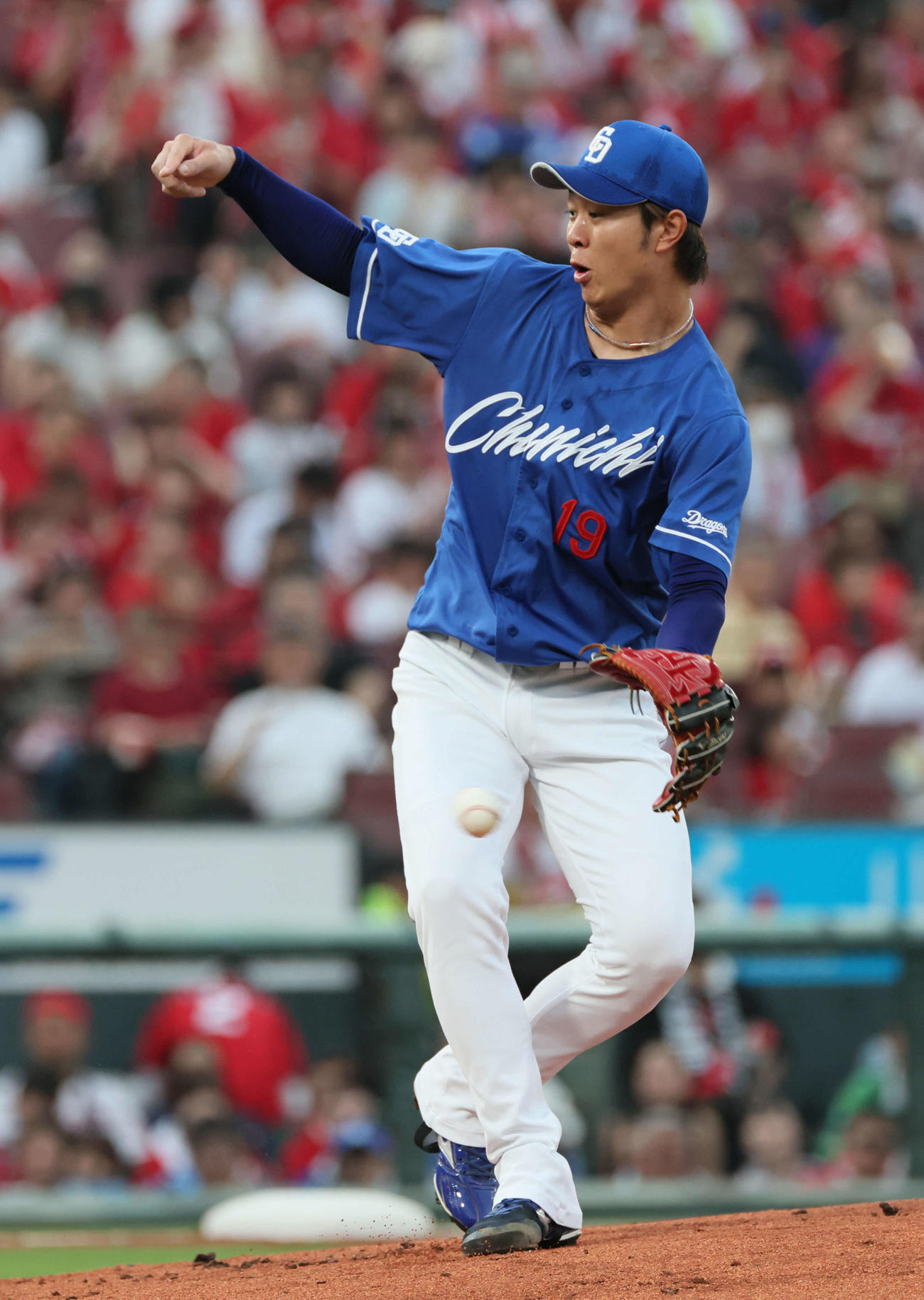 広島対中日　1回裏広島無死、中村奨成の打球を止める中日先発の高橋宏（撮影・加藤孝規）
