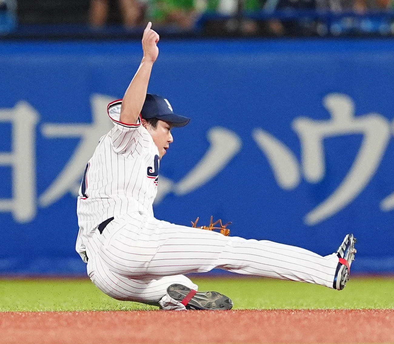 ヤクルト対阪神　3回表阪神1死、近本の一二塁間の打球を好守でアウトにする二塁手山田（撮影・清水貴仁）