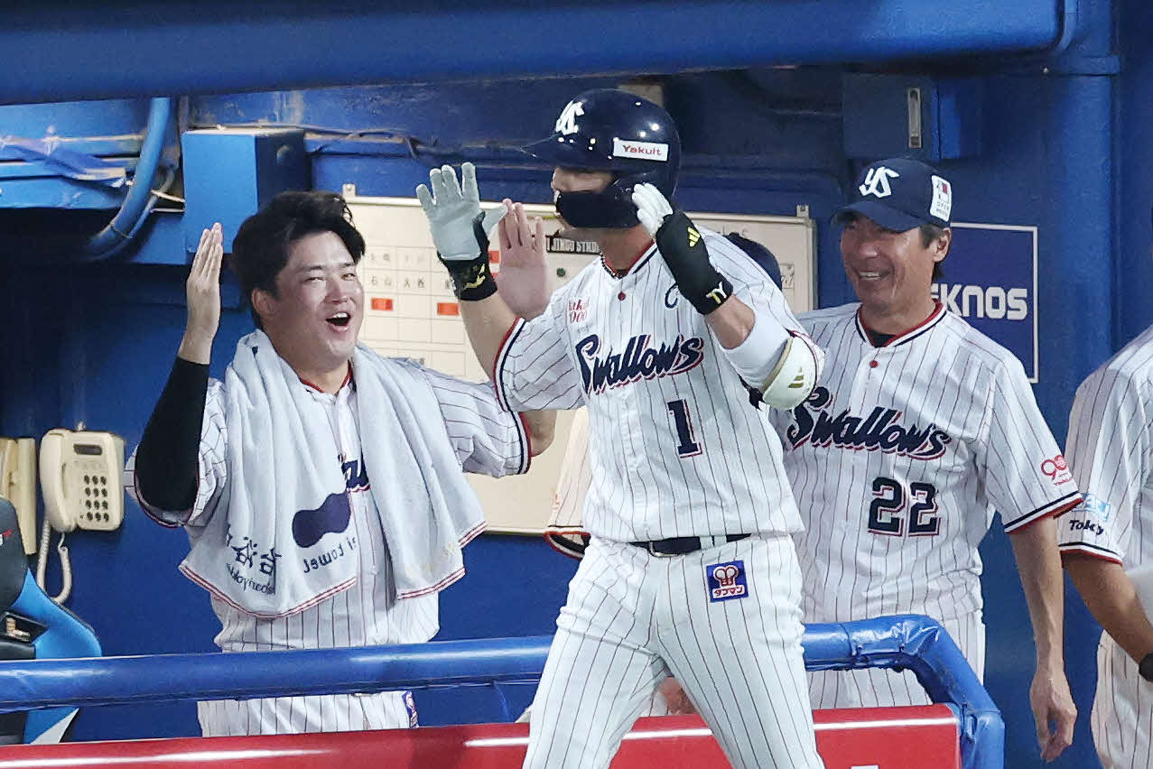 ヤクルト対阪神　2回裏ヤクルト1死、左越えソロ本塁打を放ち村上（左）と高津監督（右）と喜ぶ山田（撮影・宮地輝）