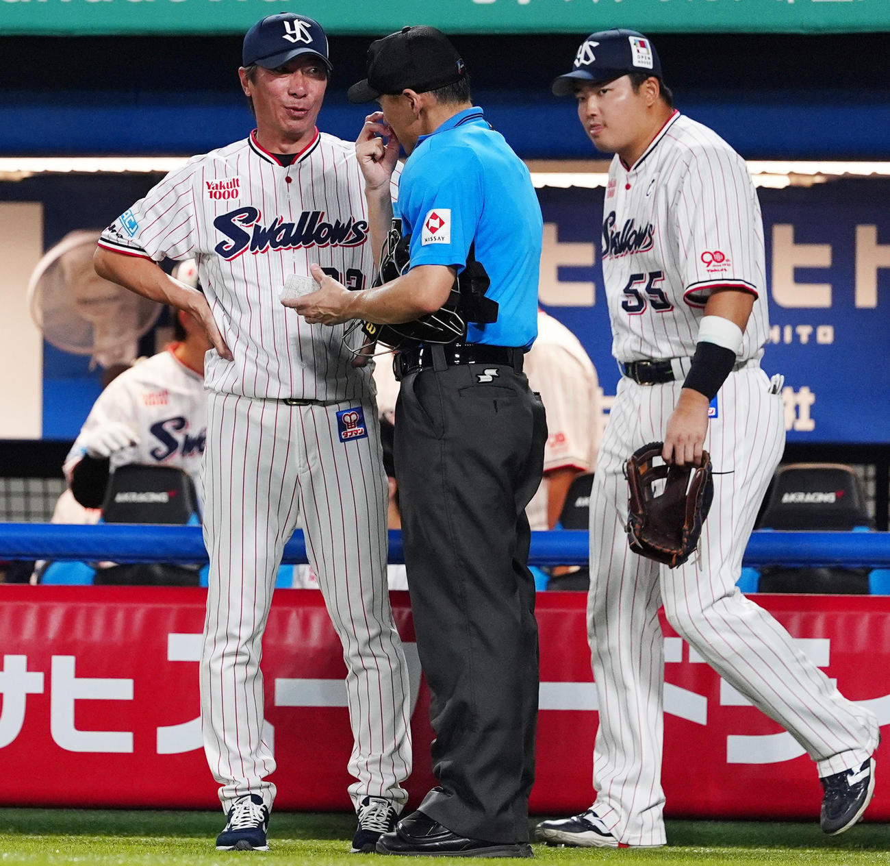 ヤクルト対阪神　6回裏の攻撃を終え選手交代を告げるヤクルト高津監督（左）（撮影・清水貴仁）