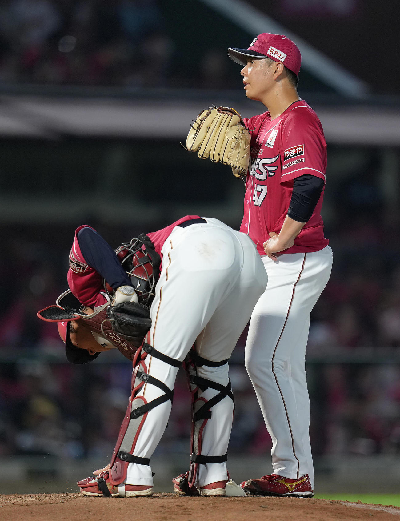 楽天対オリックス　2回途中で降板した楽天藤井（右）（撮影・足立雅史）