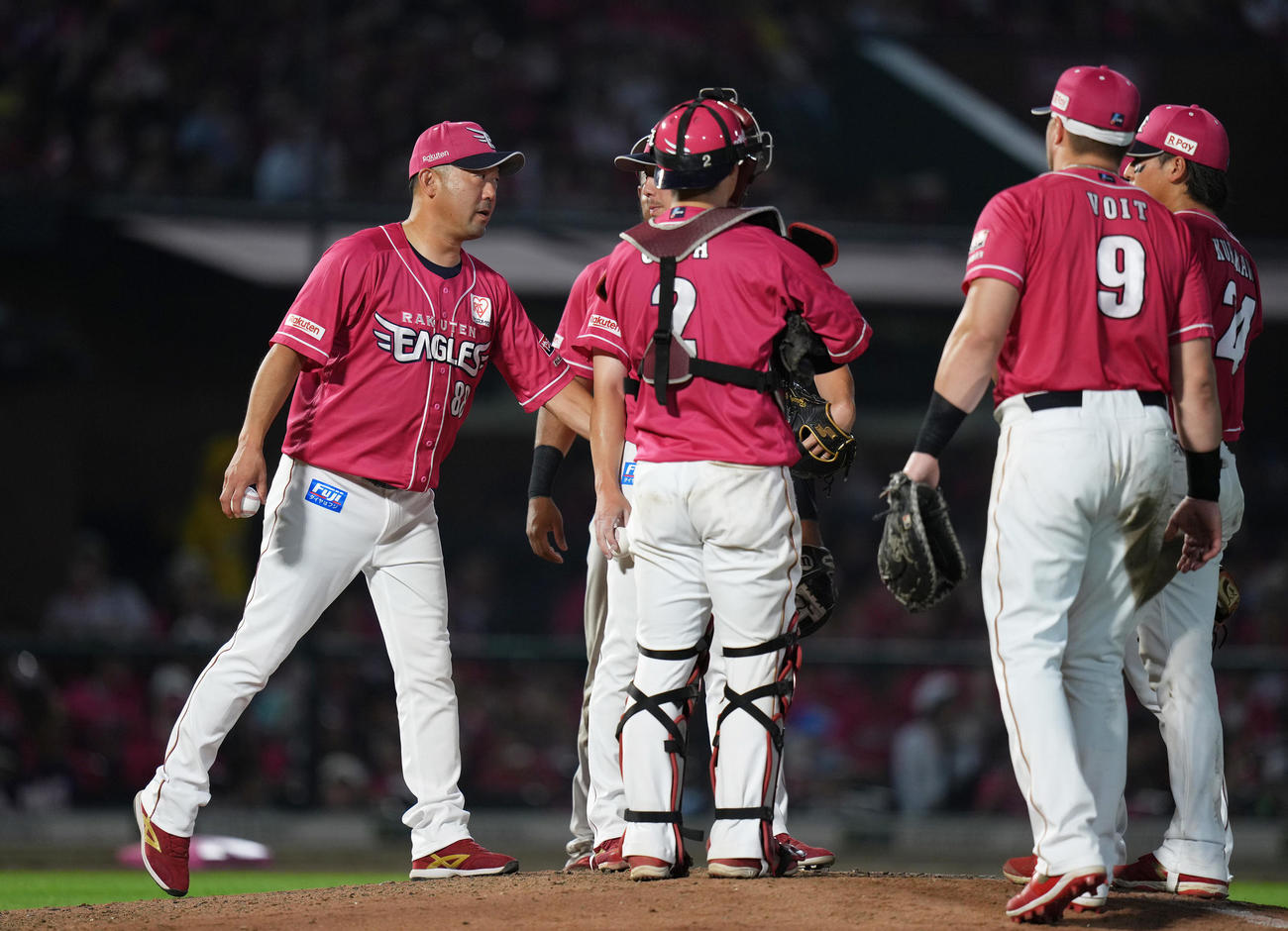 楽天対オリックス　4回、交代を告げマウンドに向かう楽天三木監督（左端）（撮影・足立雅史）