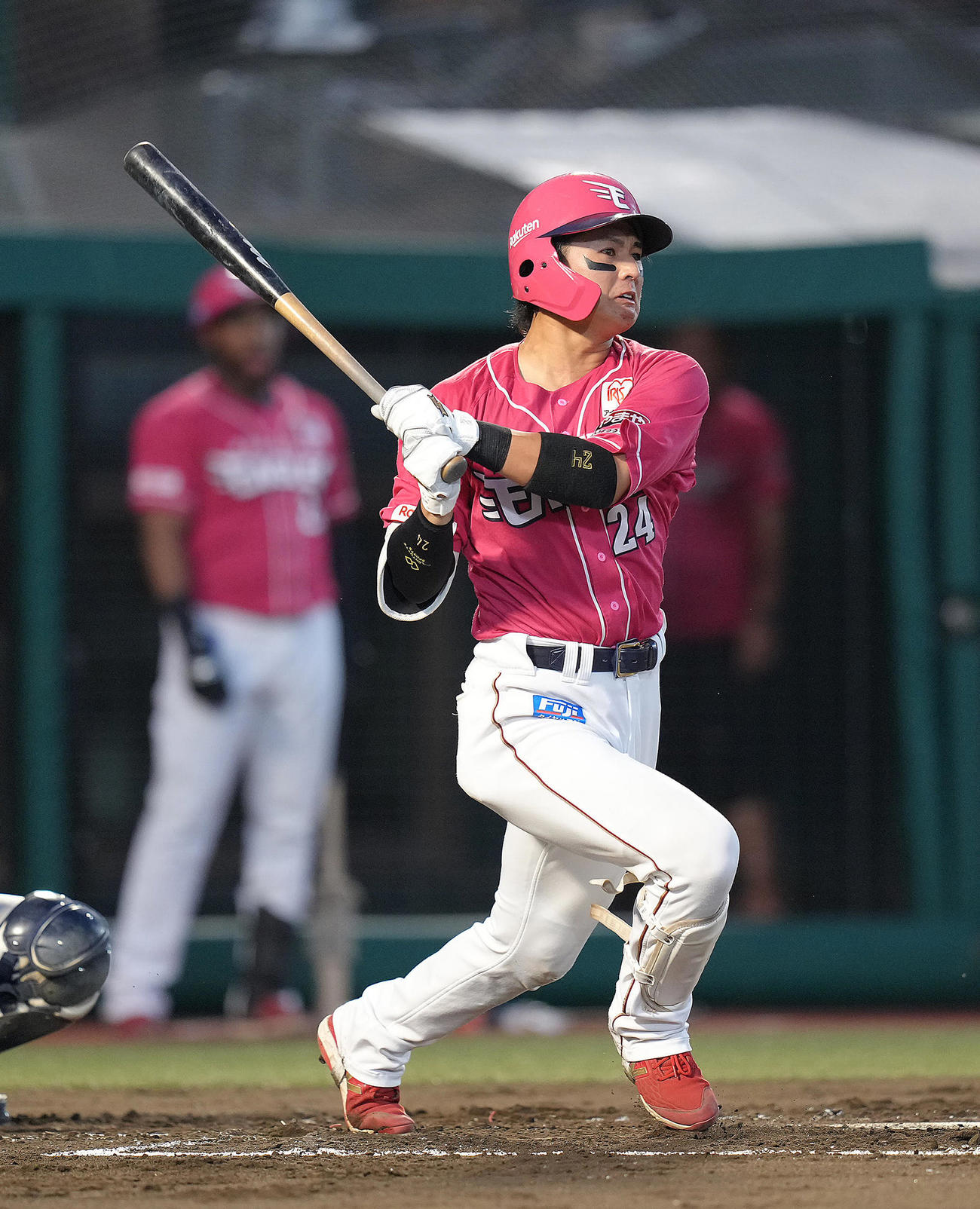 楽天対オリックス　1回裏楽天2死一塁、黒川は右前打を放つ