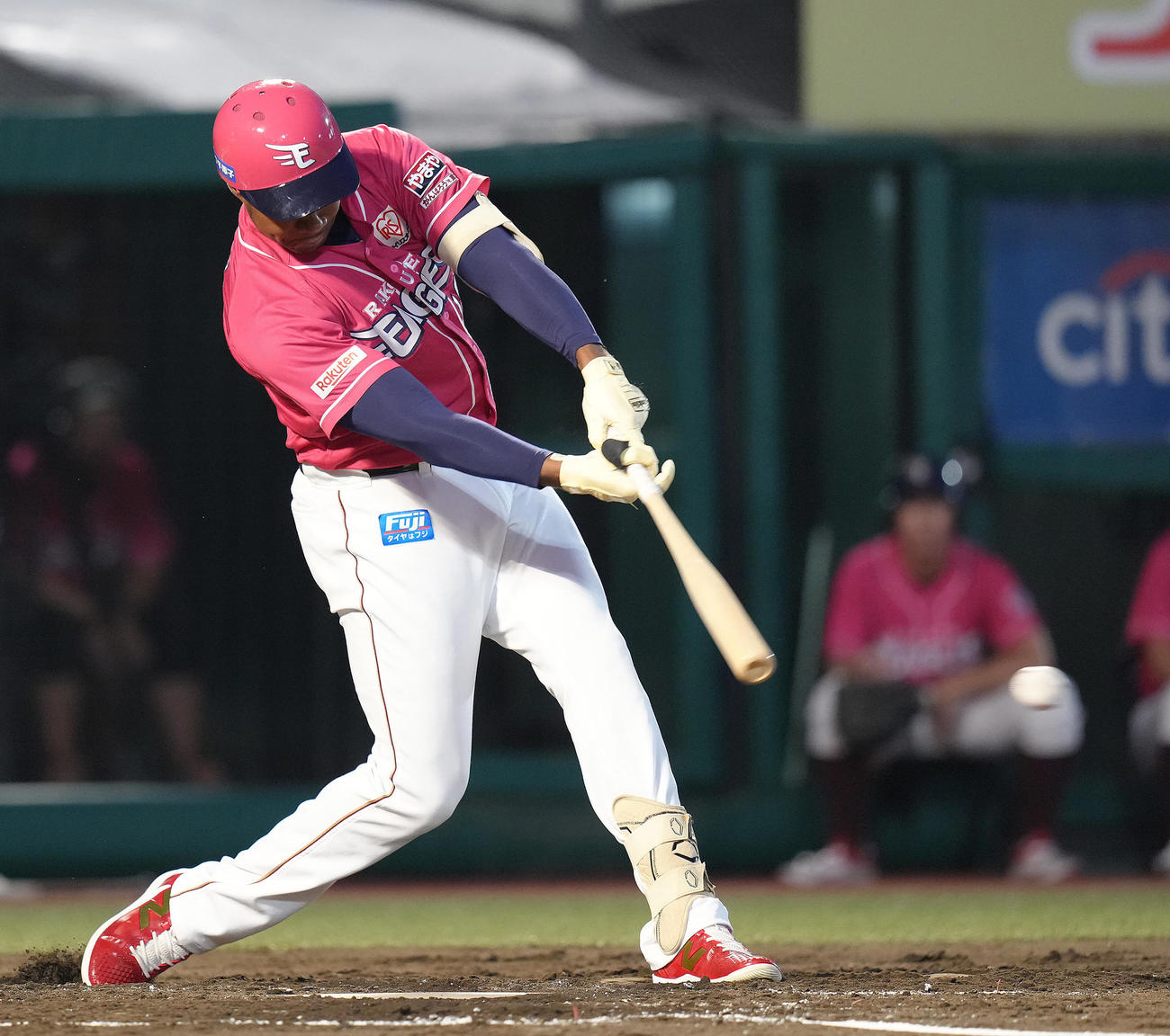 楽天対オリックス　1回裏楽天2死満塁、ゴンザレスは左前適時打を放つ（撮影・足立雅史）