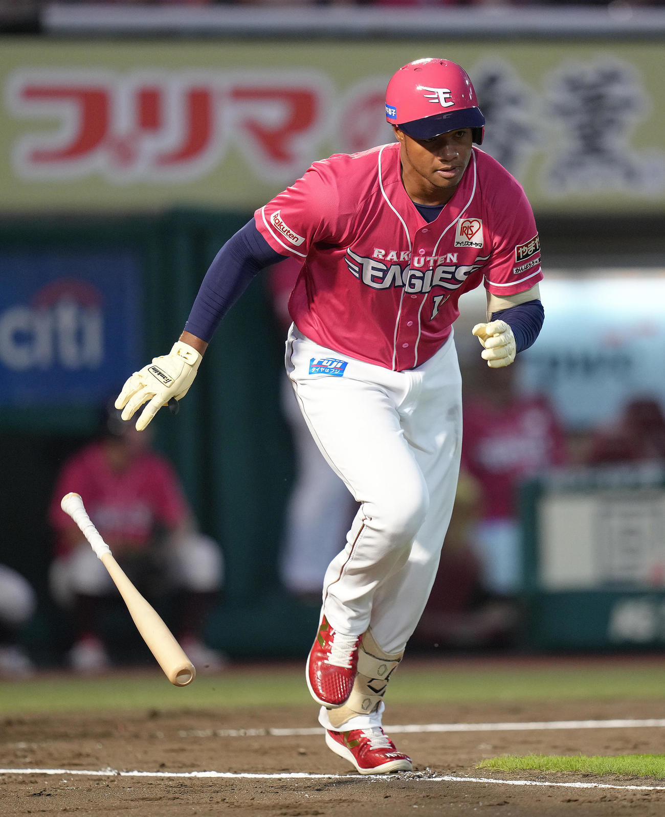 楽天対オリックス　1回裏楽天2死満塁、ゴンザレスは左前適時打を放つ（撮影・足立雅史）