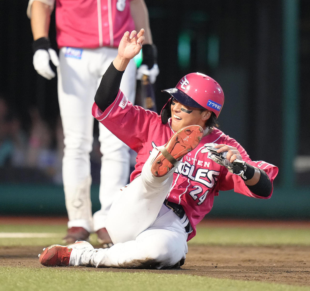 楽天対オリックス　1回裏楽天2死満塁、ゴンザレスの左前適時打で生還した黒川（撮影・足立雅史）