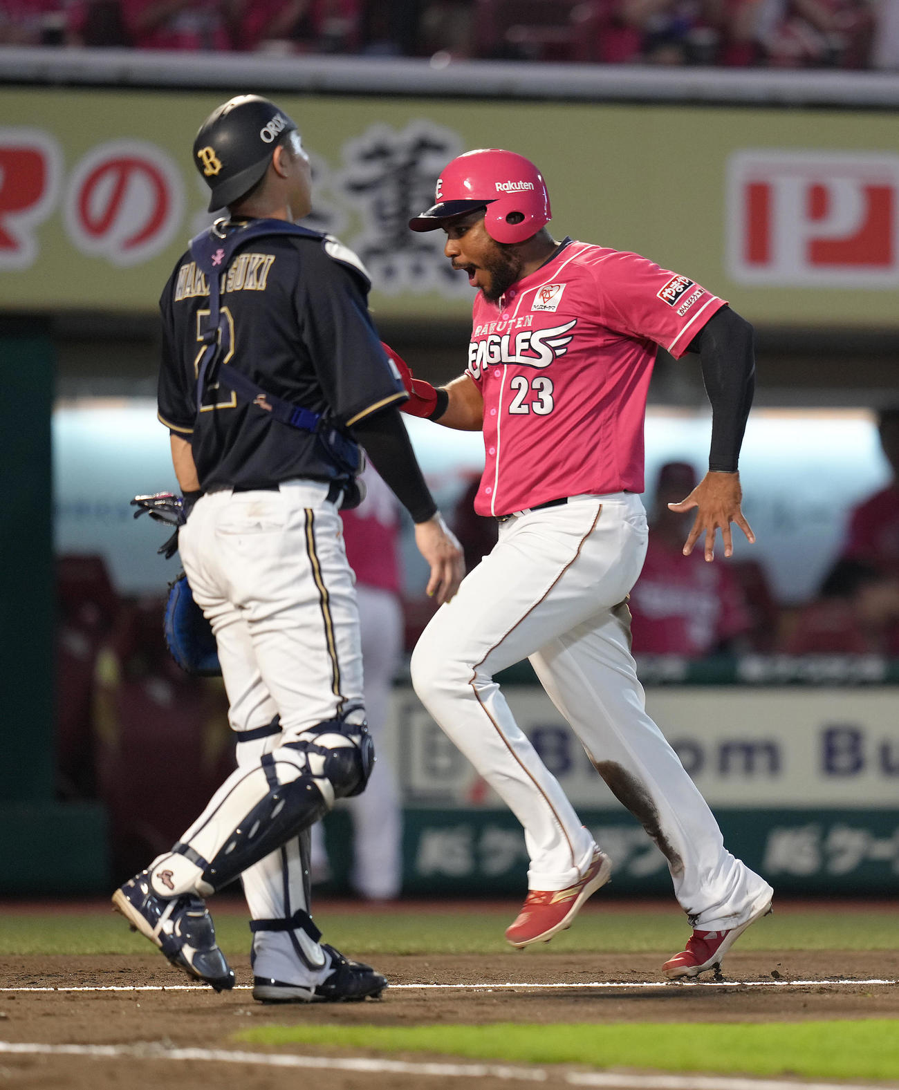 楽天対オリックス　1回裏楽天2死満塁、ゴンザレスの左前適時打と捕手若月（左）の悪送球の間に生還したフランコ（撮影・足立雅史）