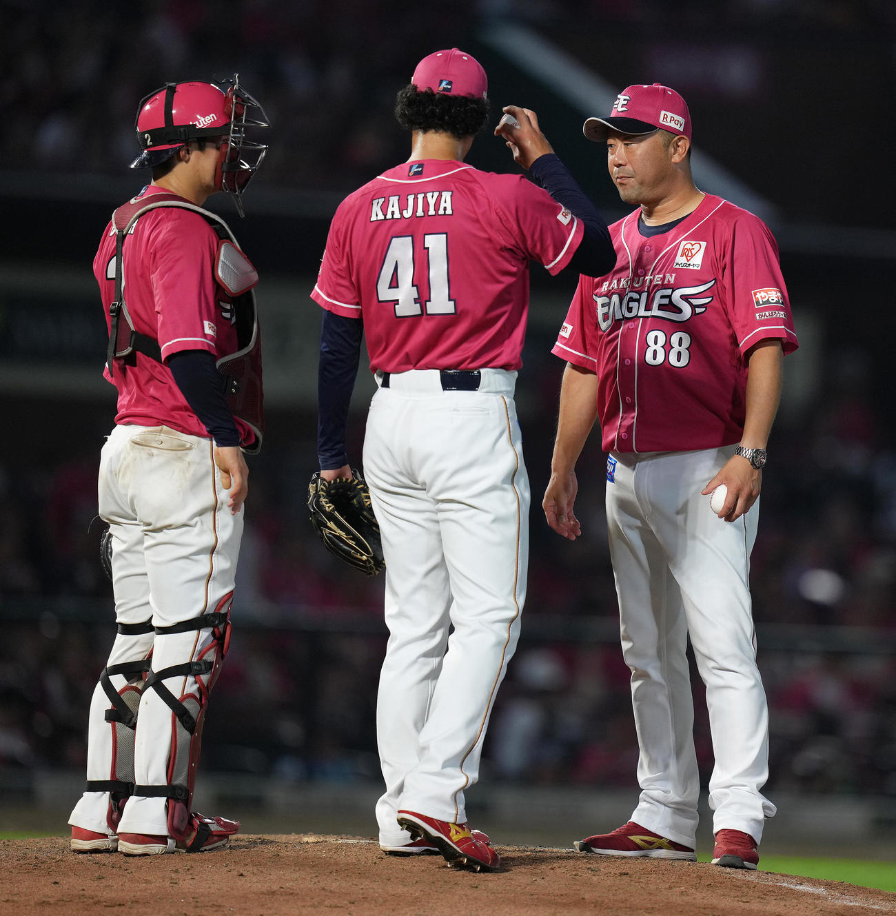 楽天対オリックス　6回表オリックス無死二、三塁、西野に右越え3点本塁打を浴びた加治屋（中央）の交代を告げ声をかける三木監督（右）（撮影・足立雅史）