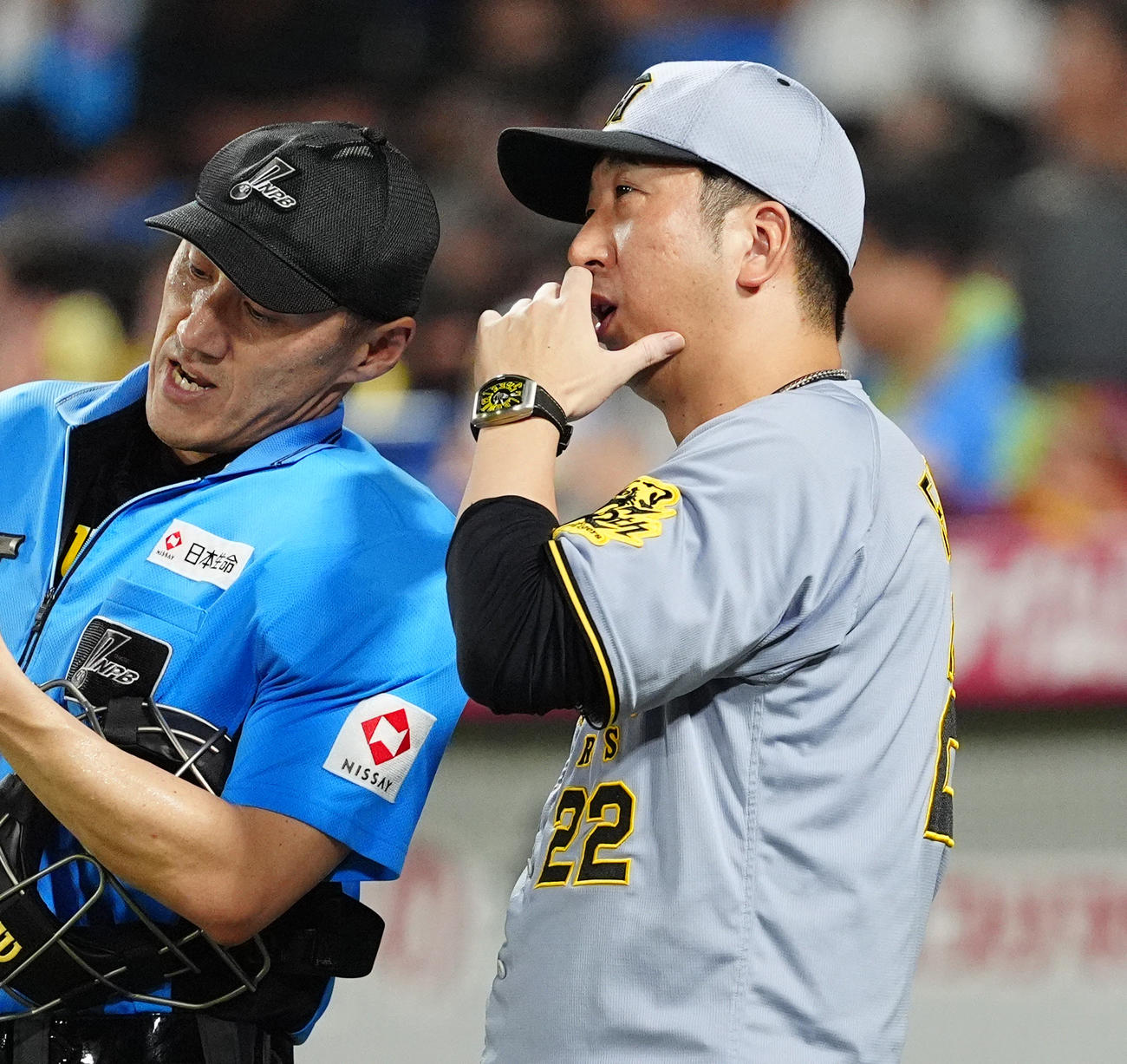 ヤクルト対阪神　8回表の攻撃を終え選手交を告げる阪神藤川監督（撮影・清水貴仁）