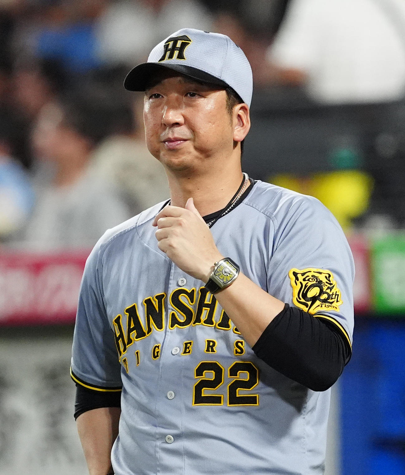 ヤクルト対阪神　8回表の攻撃を終え選手交を告げる阪神藤川監督（撮影・清水貴仁）