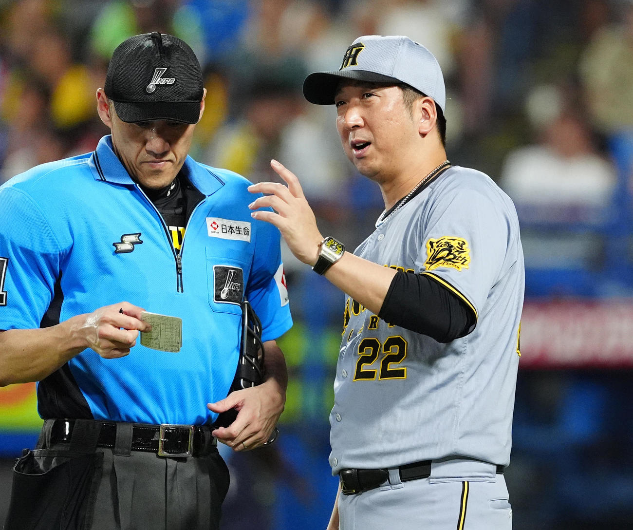 ヤクルト対阪神　7回表の攻撃を終え選手交を告げるる阪神藤川監督（撮影・清水貴仁）