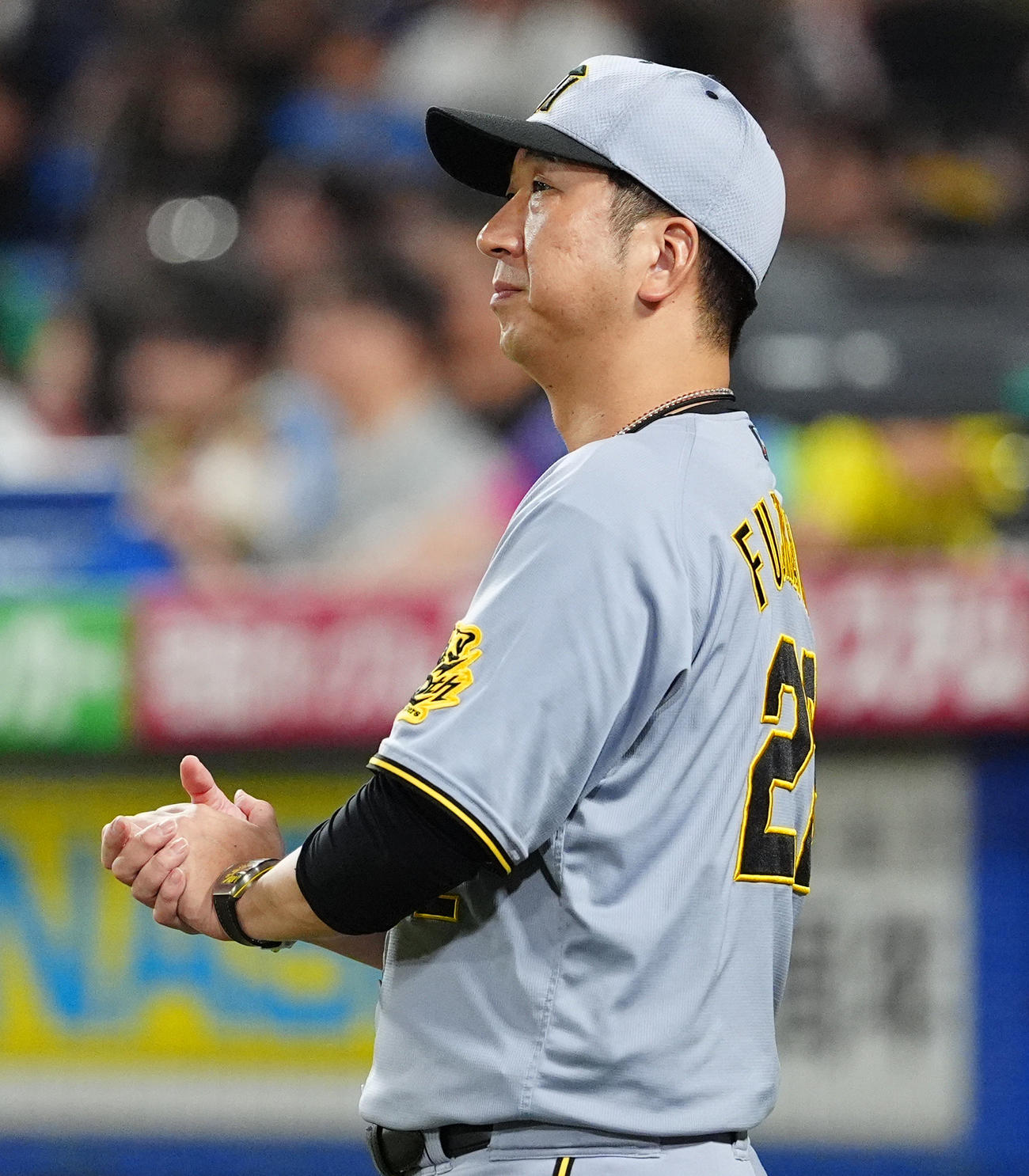 ヤクルト対阪神　7回表の攻撃を終え選手交を告げにベンチを出る阪神藤川監督（撮影・清水貴仁）