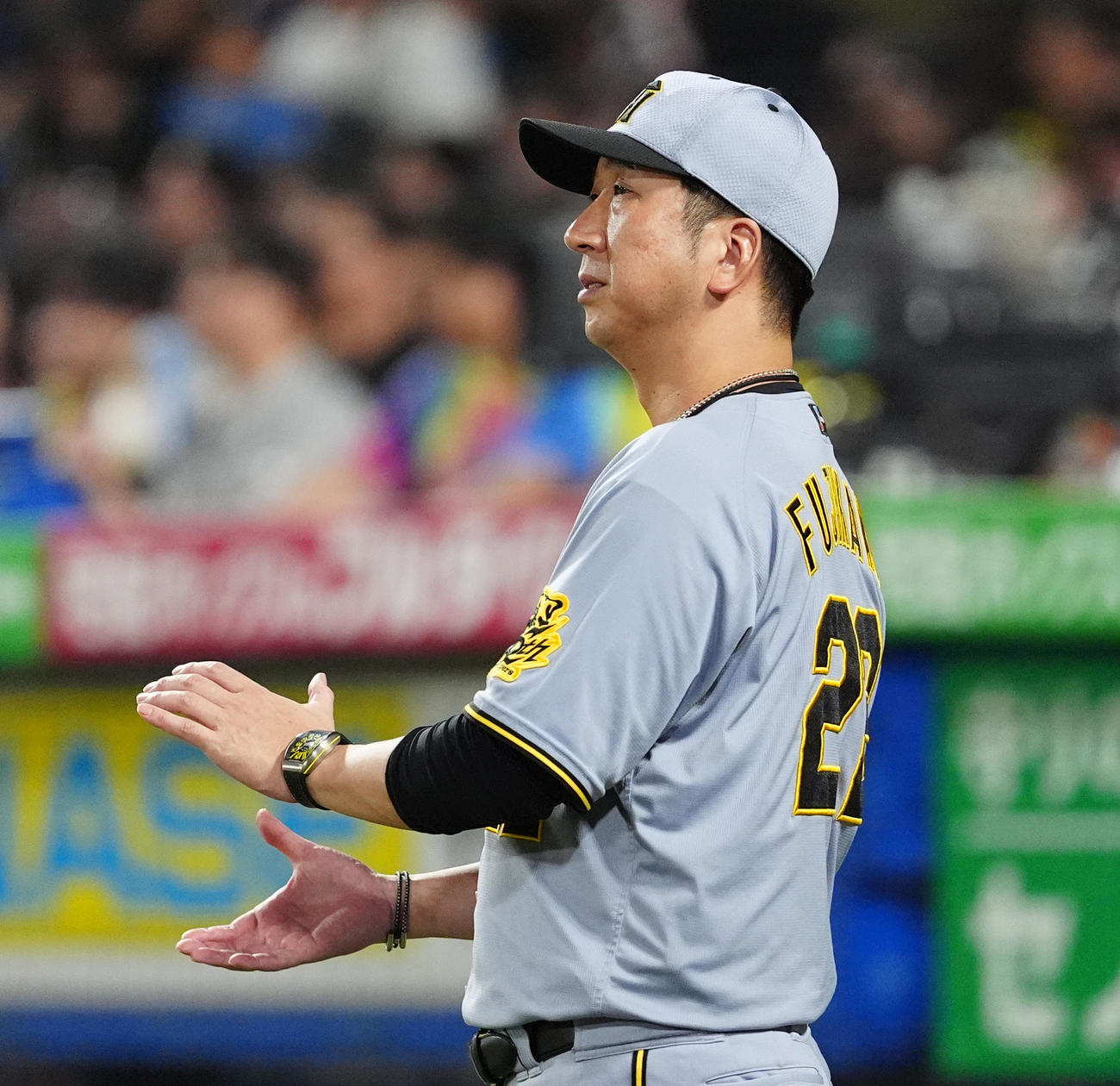 ヤクルト対阪神　7回表の攻撃を終え選手交を告げにベンチを出る阪神藤川監督（撮影・清水貴仁）